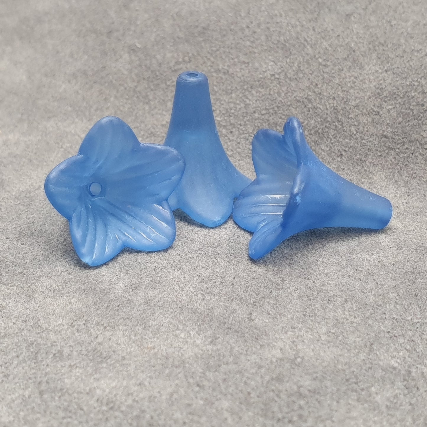 6 Acrylperlen, Große Blüten, 24mm, Kelche, Gefrostet, verschiedene Farben
