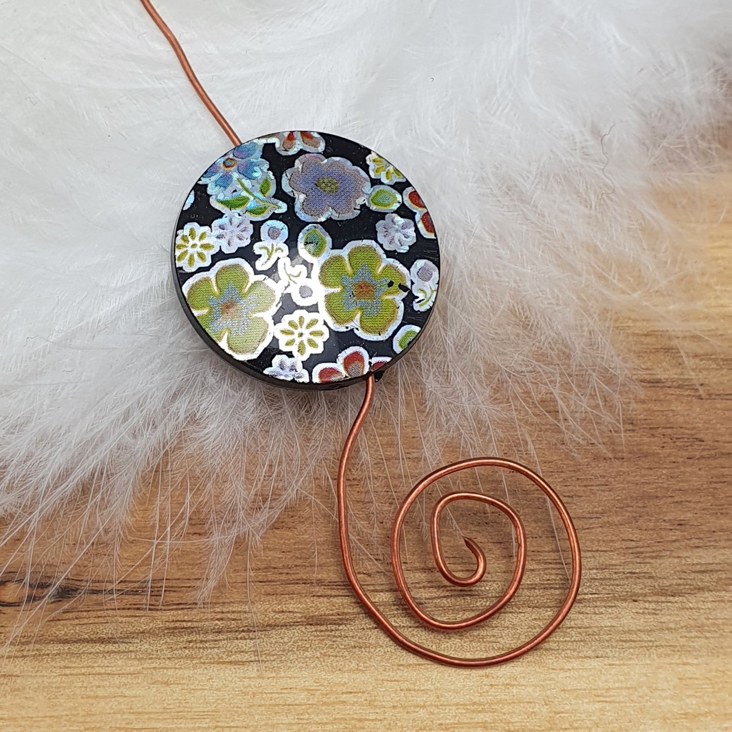 Große Perle aus Kunststoff in Form einer Münze, Schwarz mit Holoblumen, 25mm