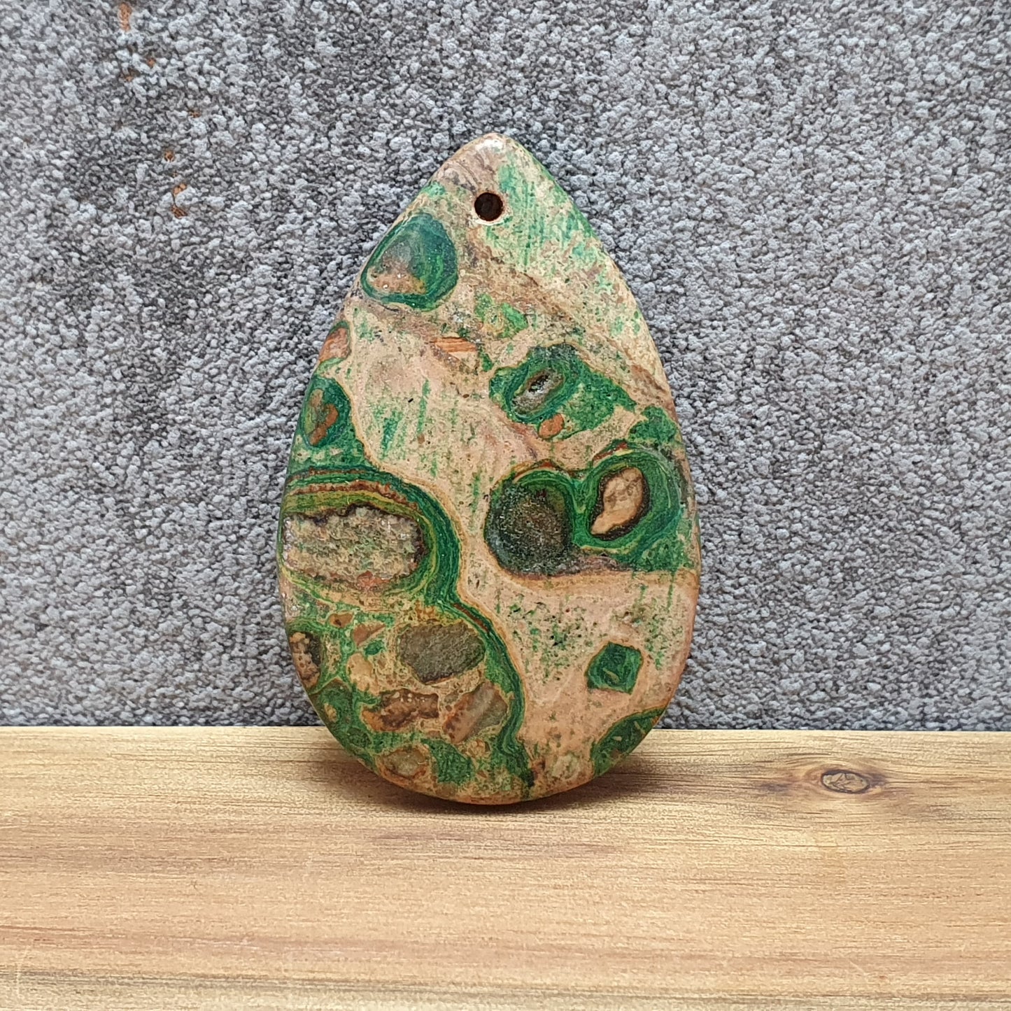 Große Anhänger Perle, mit Loch, Augenjaspis, grün, Träne, 4,8cm