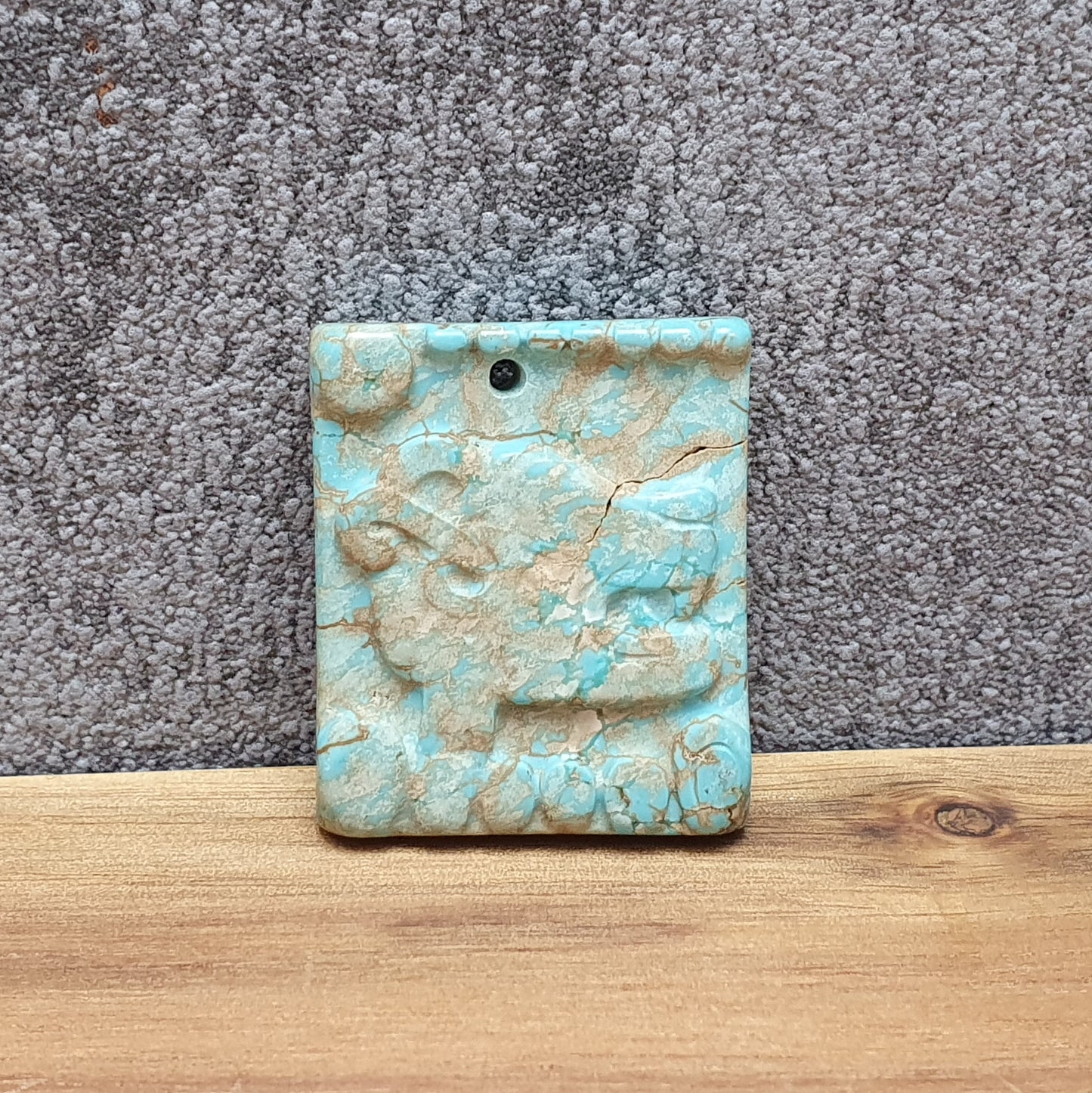 Anhängerperle, mit Fädelloch, Türkis, Mit Drachenkopfrelief, 30x25mm