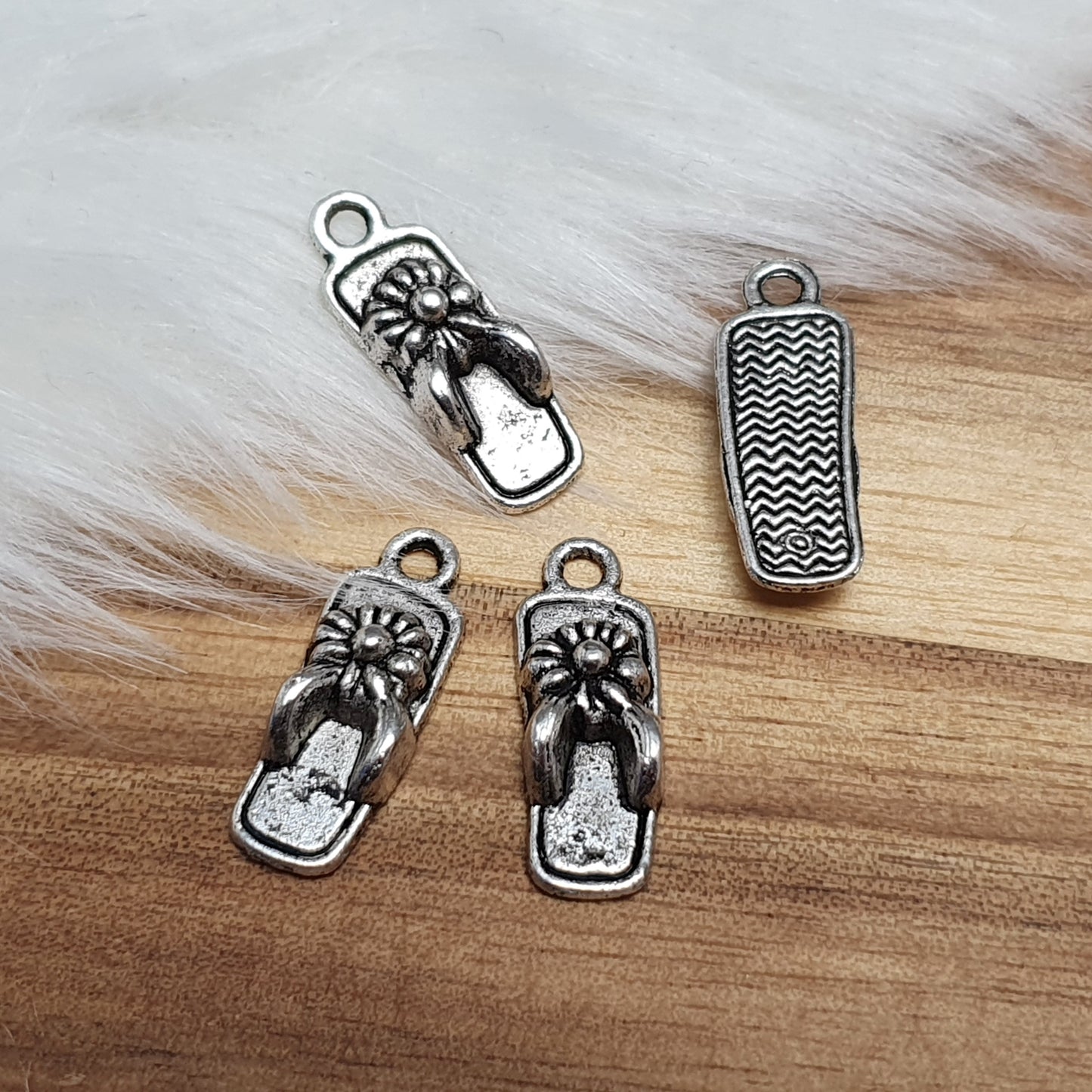 4 Anhänger, Charms, 3D Badelatschen, 18mm, antik silberfarben, Schmuck Basteln
