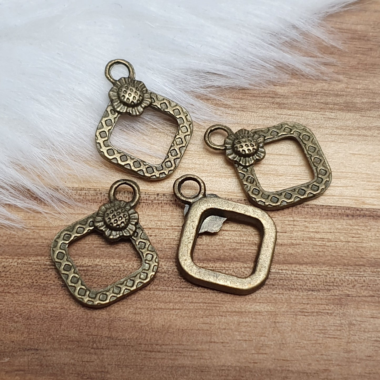 4 Anhänger, Charms, Raute mit Blume, 20mm, antik bronzefarbig, Schmuck Basteln