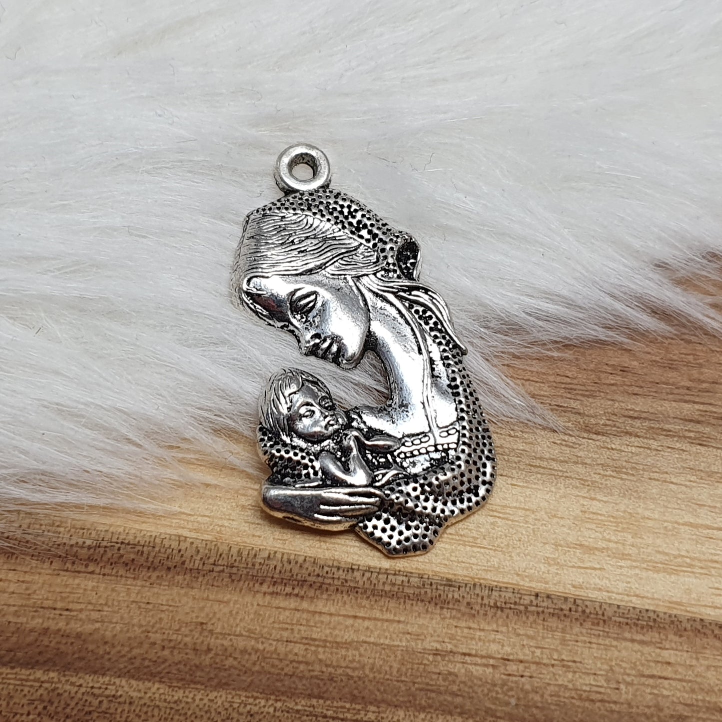 Anhänger Mutter mit Kind, 37mm, antik silberfarbig, Schmuck Basteln