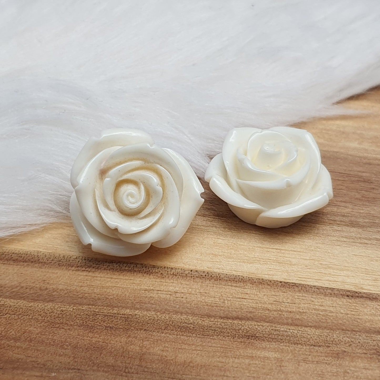 2 Rosen aus Resin, 25mm, Cremeweiß, Kreativbedarf