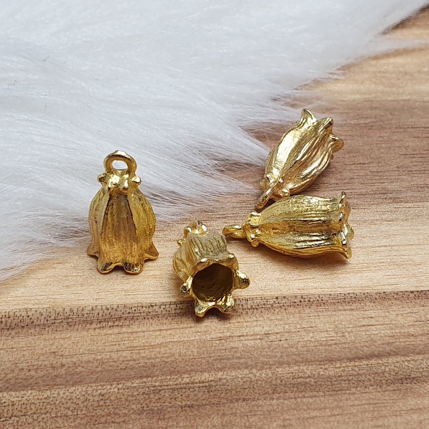 4 Kappen mit Öse für Bänder bis 4mm, Blume, vergoldet