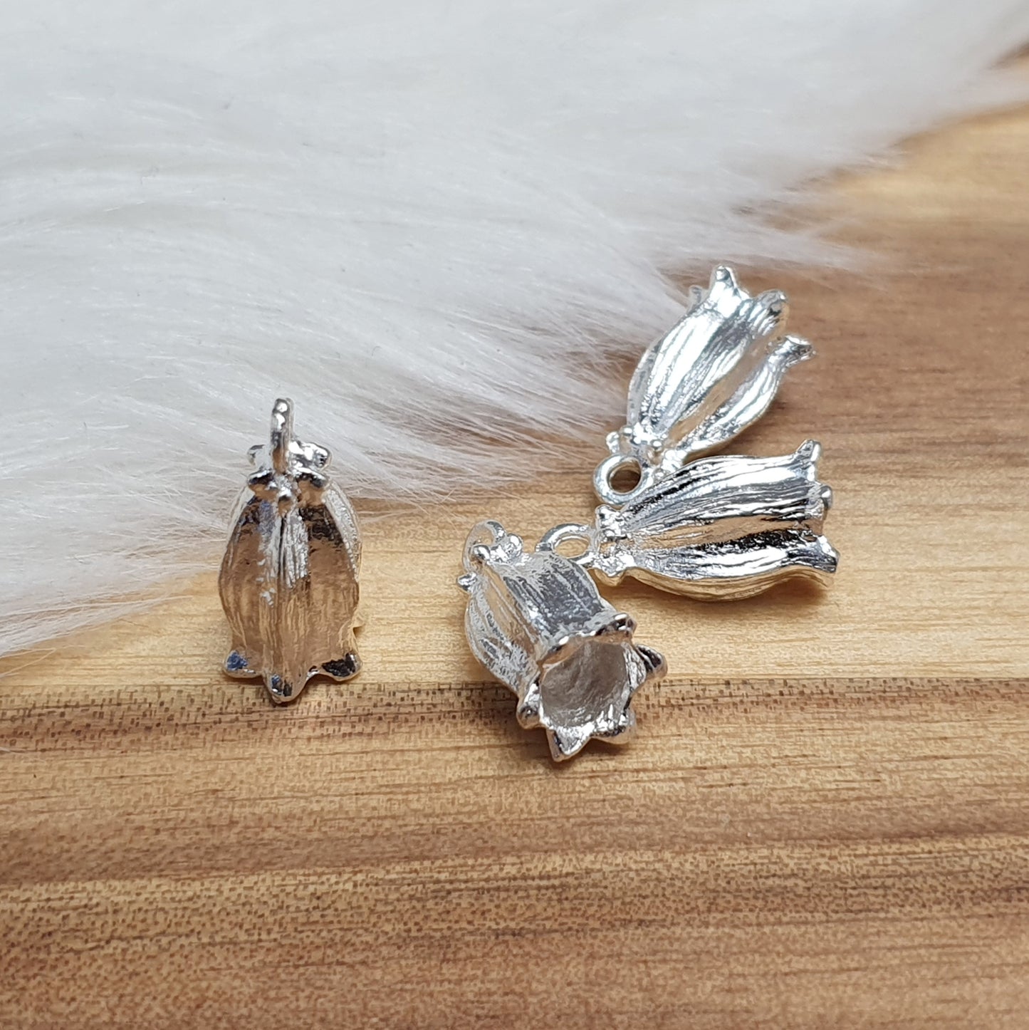4 Kappen mit Öse für Bänder bis 4mm, Blume, versilbert