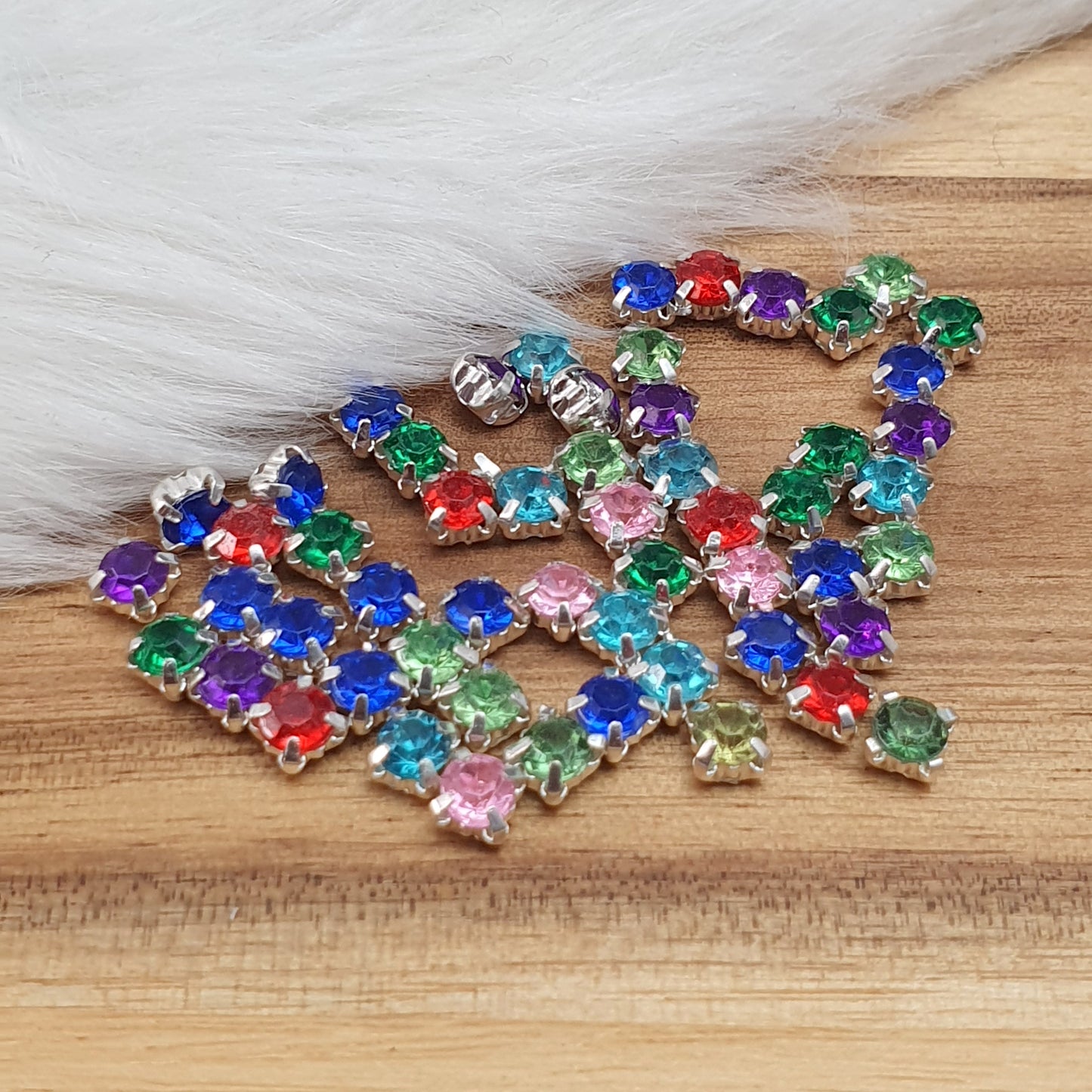 50 Strass Aufnähsteine mit Einfassung silber, FARBMIX, ca.4mm, Nähbedarf