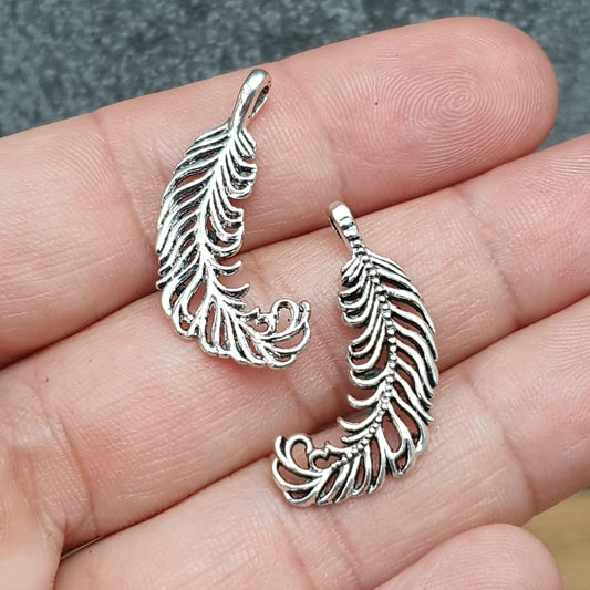 2 Anhänger, Feder, 28mm, antik silberfarbig, Schmuck basteln