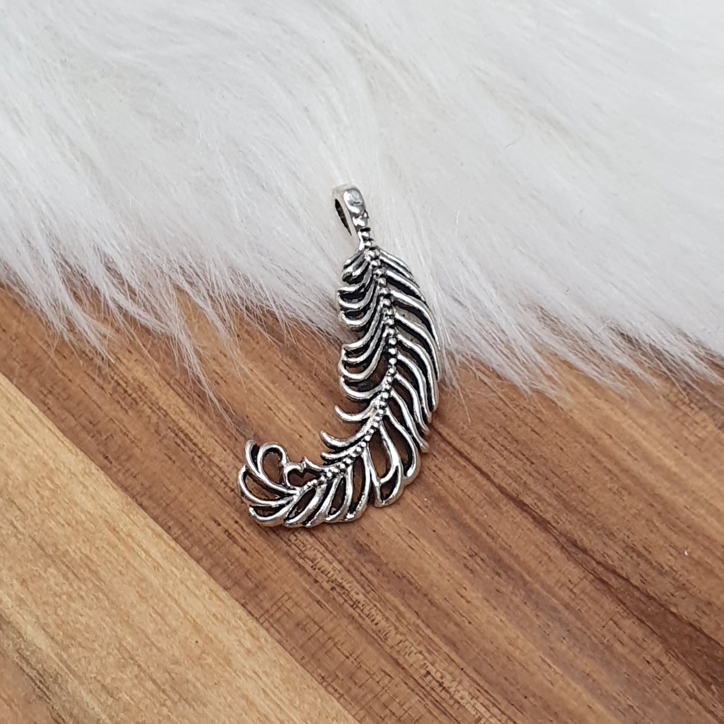 2 Anhänger, Feder, 28mm, antik silberfarbig, Schmuck basteln