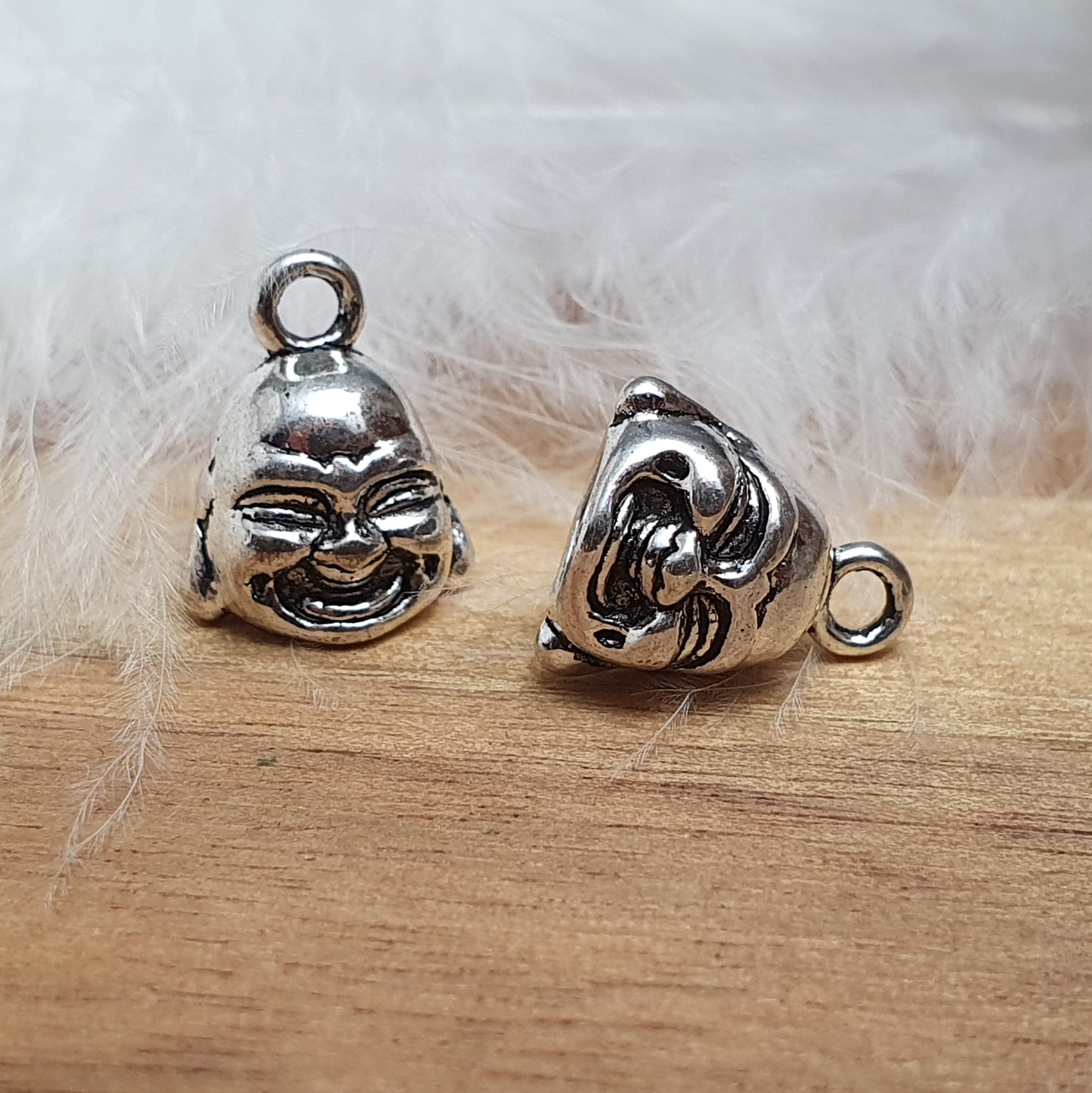 2 Kappen/Anhänger mit Öse für Bänder bis 5mm, Buddha Kopf, antik silberfarbig