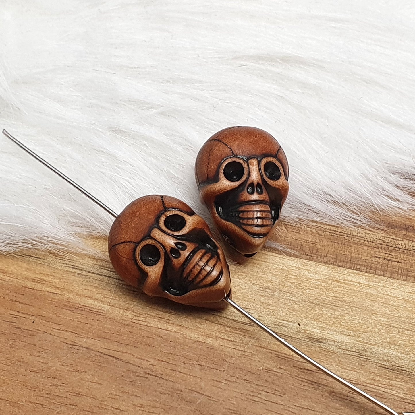 4 Perlen, Skull, Totenkopf, 19mm, Braun, Kunststoff