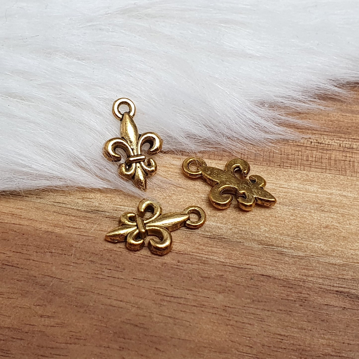 3 Anhänger Fleur De Lys, 19mm, antik goldfarbig, Schmuck basteln