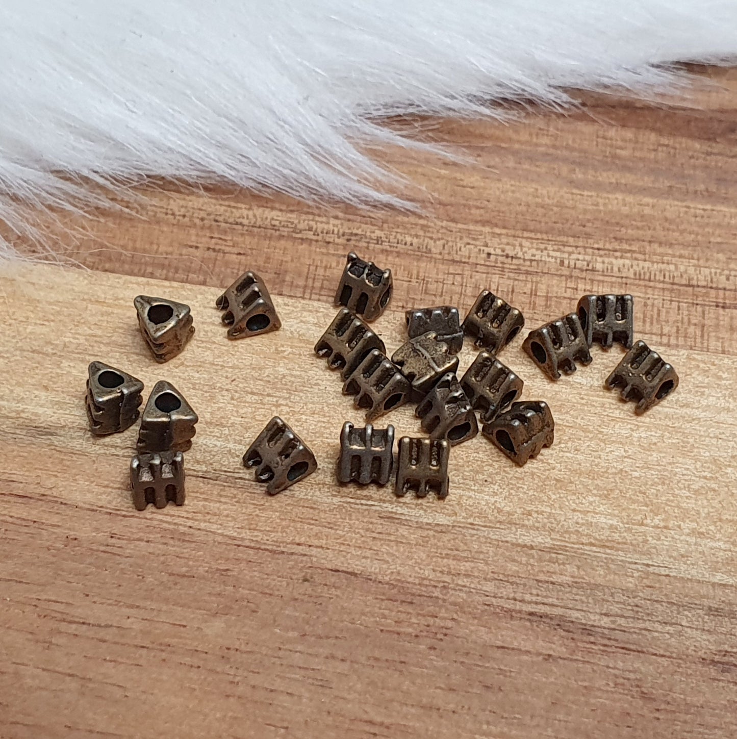 v20 Spacer, Metallperlen, Triangel,3mm, antik bronzefarbig, Schmuck Basteln