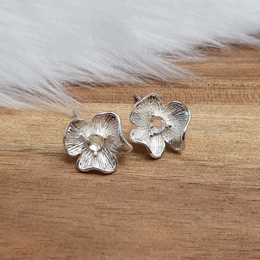 1 Paar versilberte Ohrstecker Blüte mit Öse, für die Schmuckfertigung