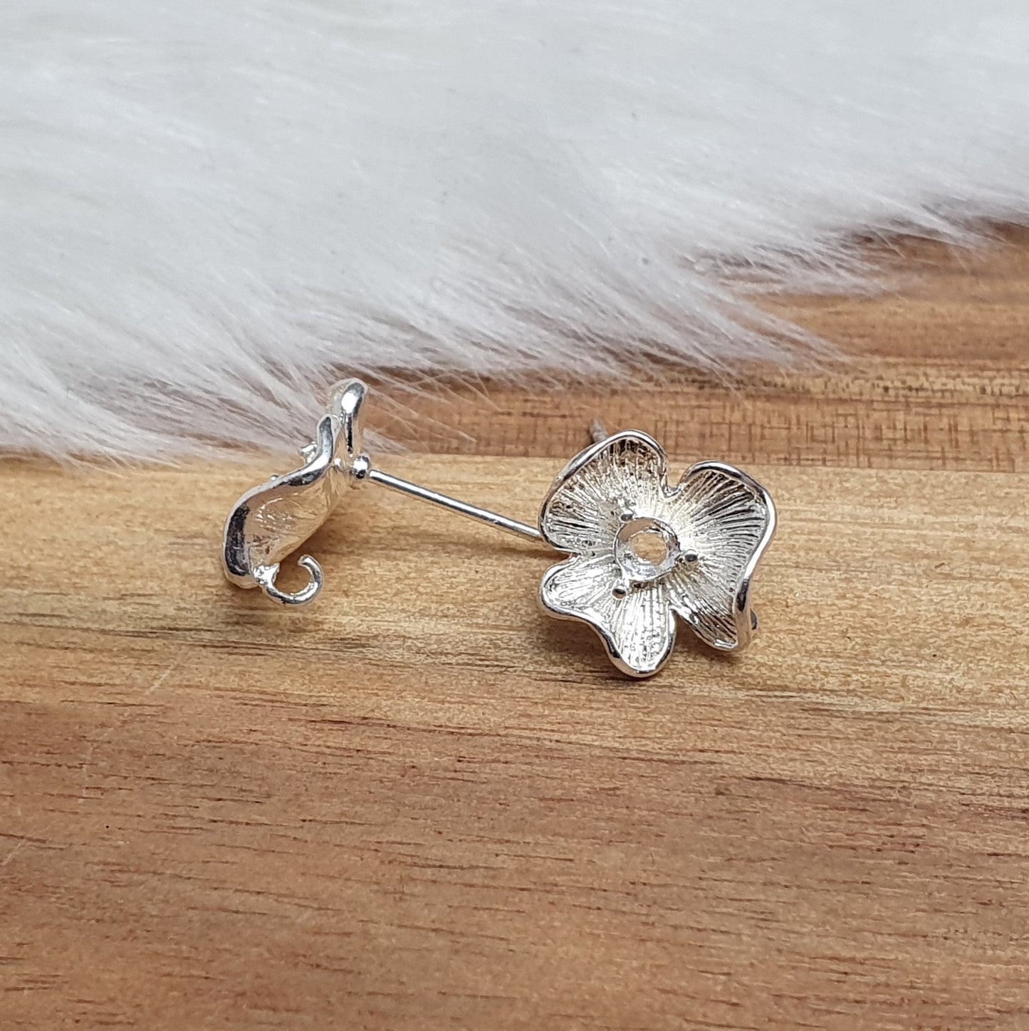 1 Paar versilberte Ohrstecker Blüte mit Öse, für die Schmuckfertigung