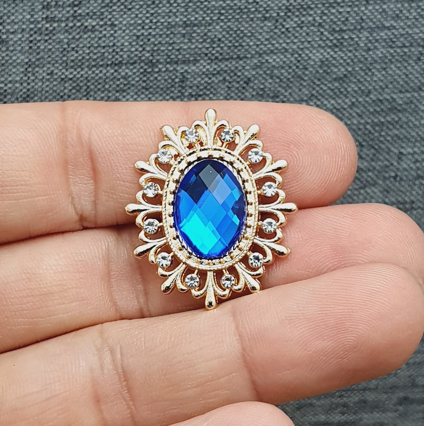 Vergoldetes Zierelement mit Strass & facettiertem Cabochon, 29x25mm