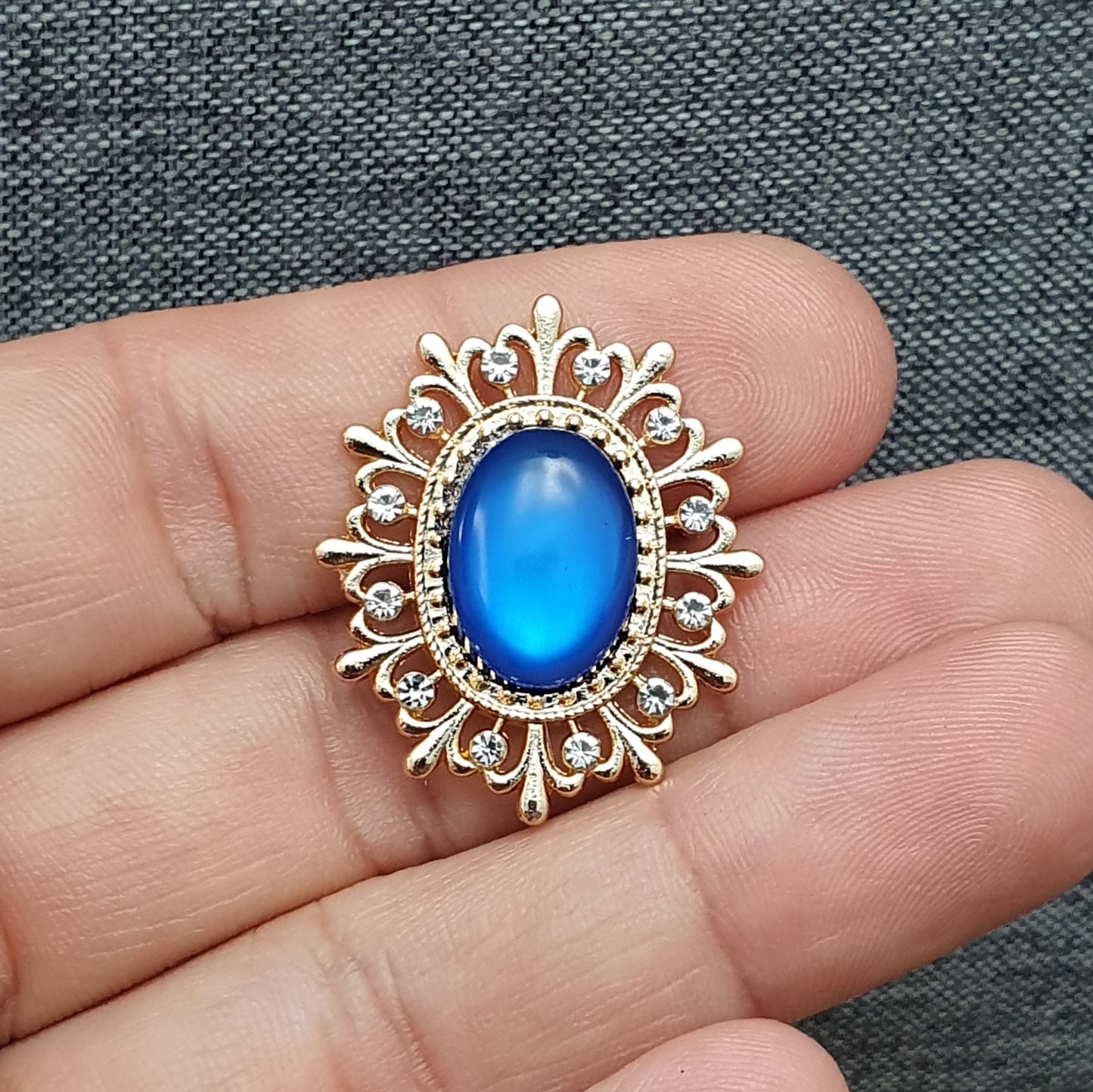 Vergoldetes Zierelement mit Strass & Cabochon, Moonstoneoptik, 29x25mm
