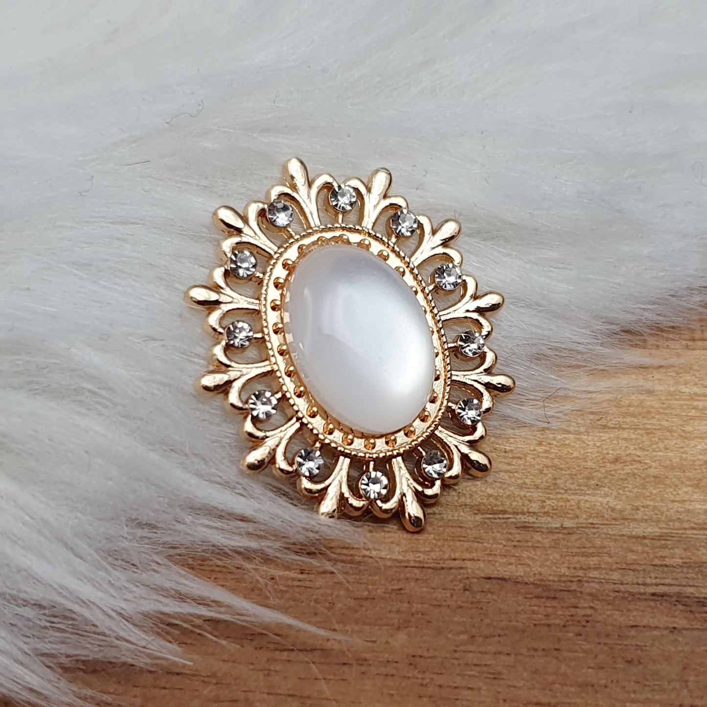 Vergoldetes Zierelement mit Strass & Cabochon, Moonstoneoptik, 29x25mm