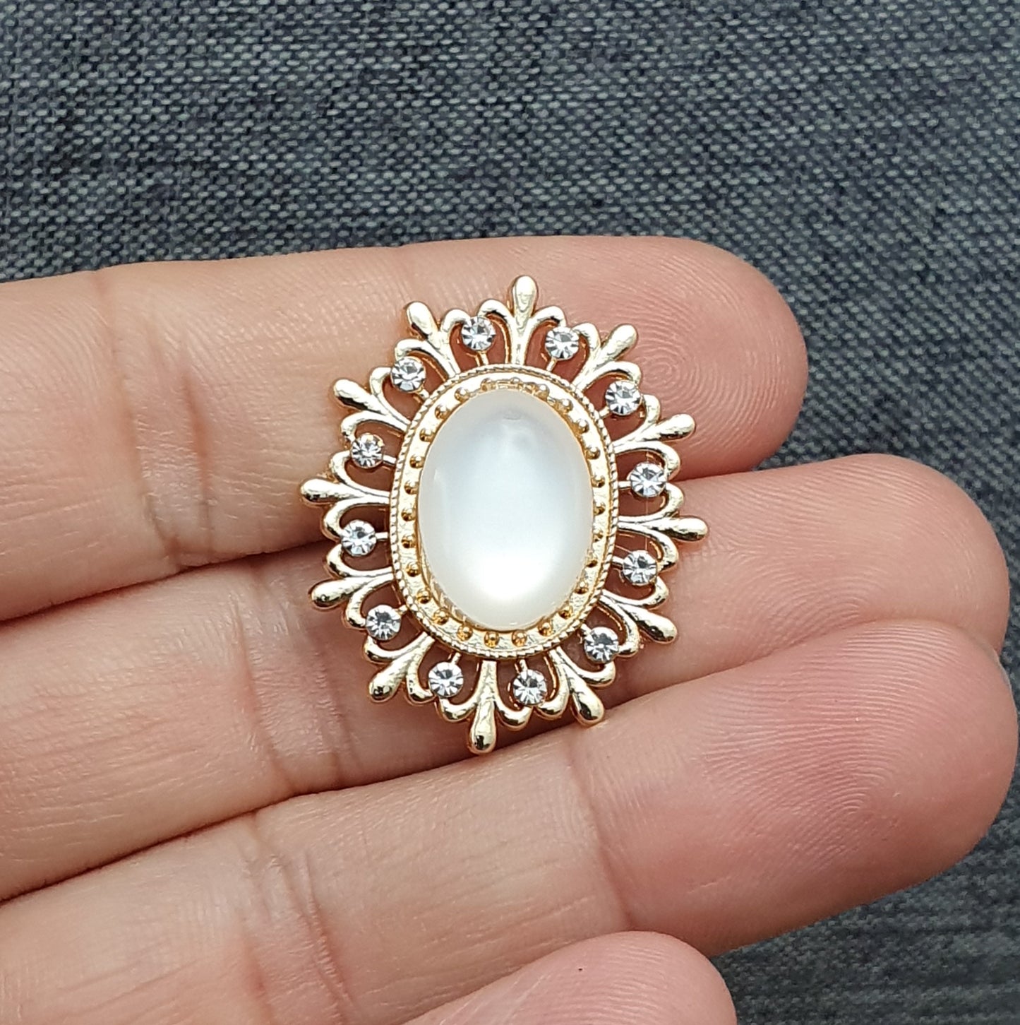 Vergoldetes Zierelement mit Strass & Cabochon, Moonstoneoptik, 29x25mm