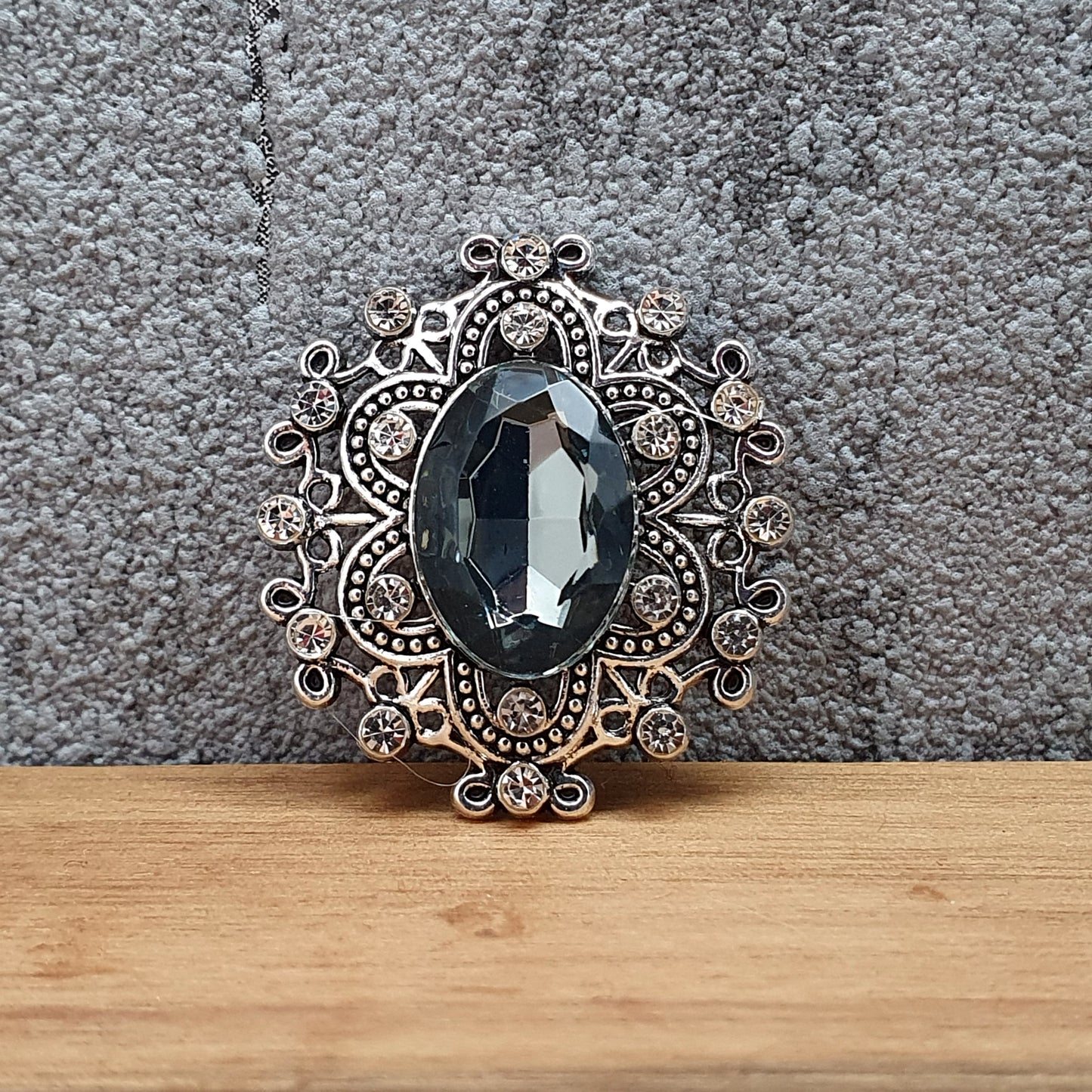Zierelement mit Strass und grauem Schmuckstein, 27 x 23mm