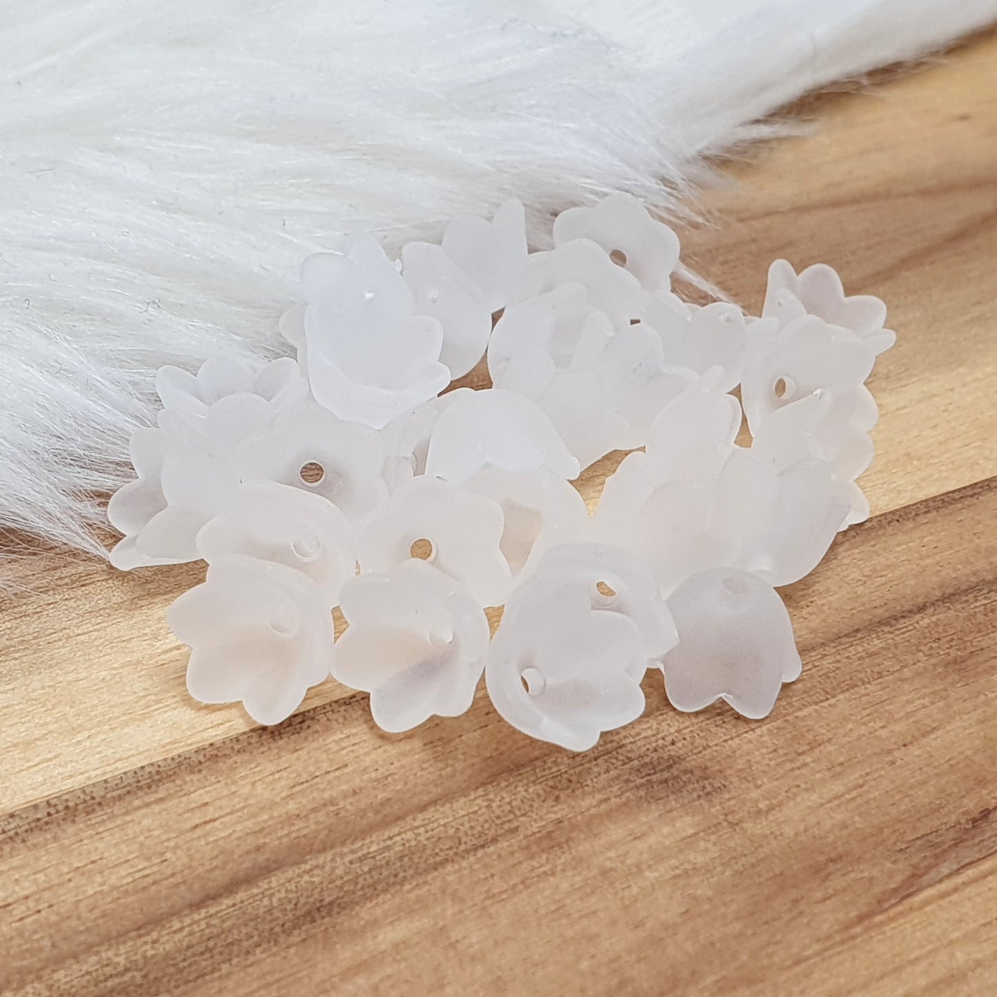 30 Blüten, Maiglöckchen, 10mm, gefrostet, weiss, Acryl, Kreativbedarf