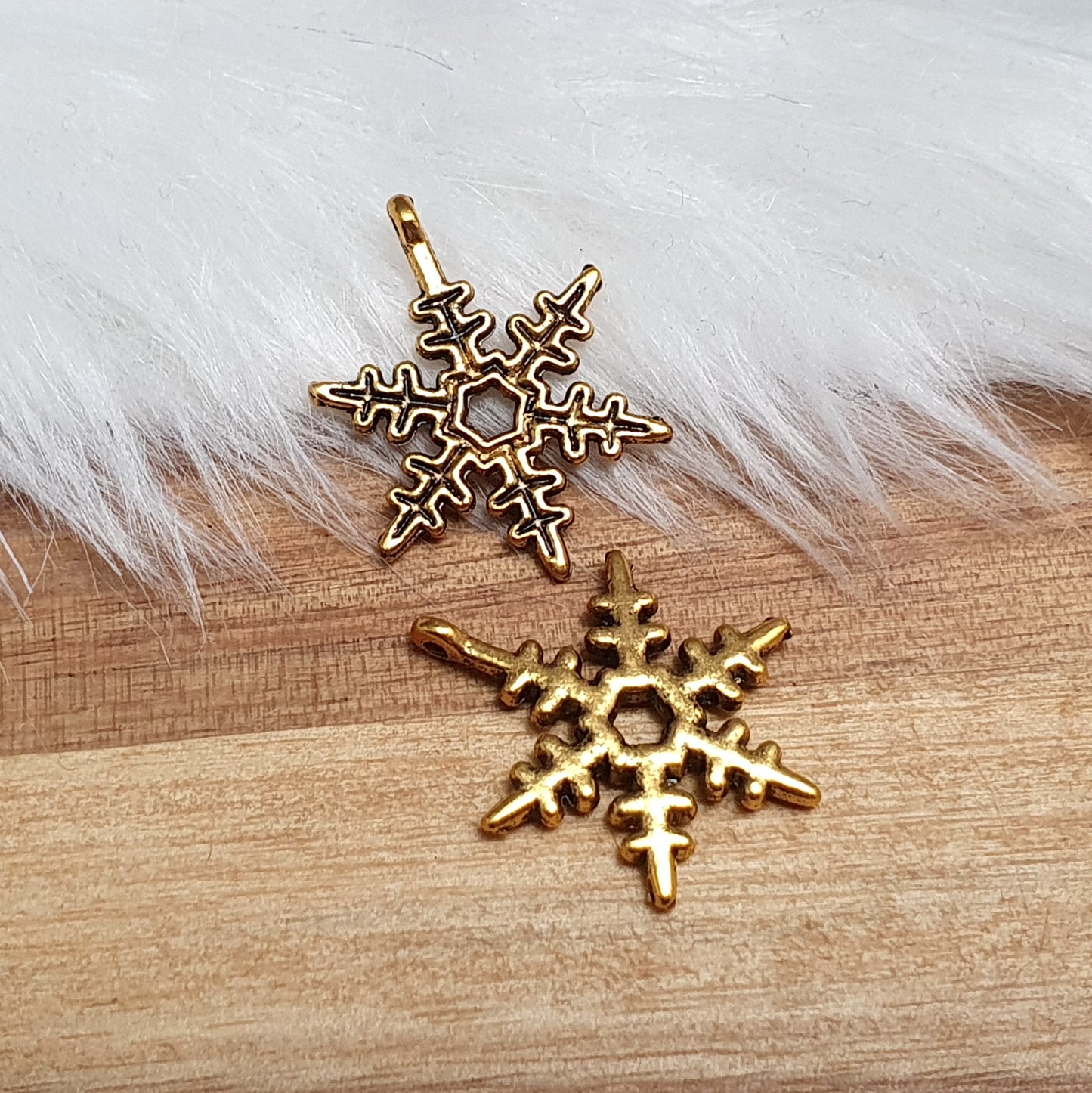 2 Anhänger Schneeflocke, 24mm, antik goldfarbig, Schmuck Basteln