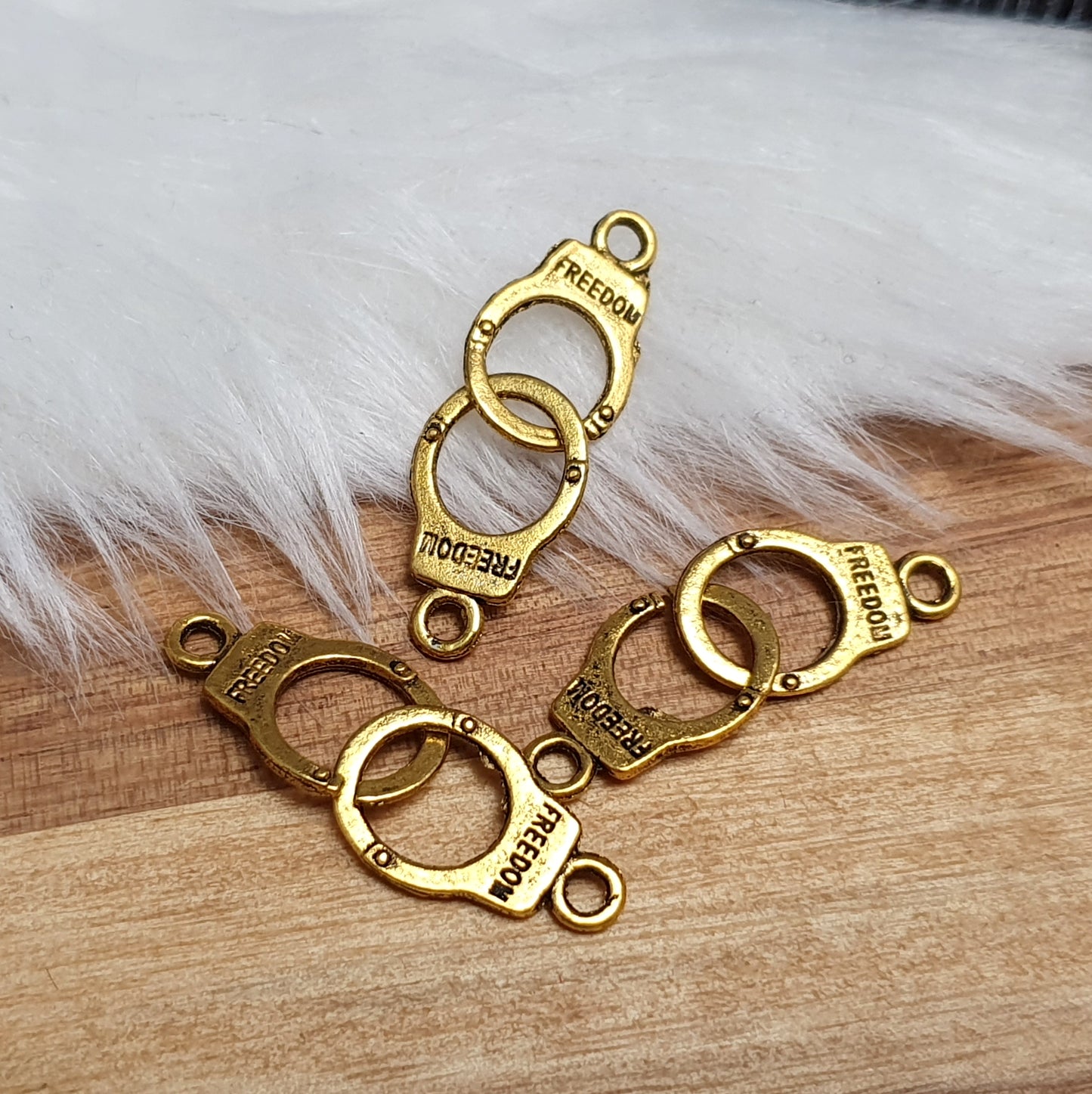 3 Anhänger, Charms, Handschellen, 31mm, antik goldfarbig, Schmuck Basteln