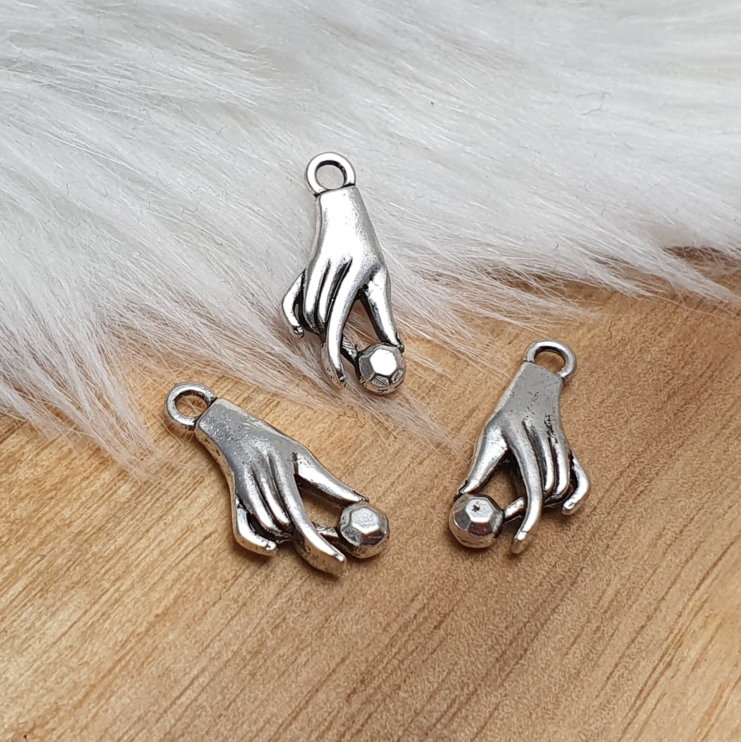 4 Anhänger, Charms, Hand, 18mm, antik silberfarbig, Schmuck Basteln