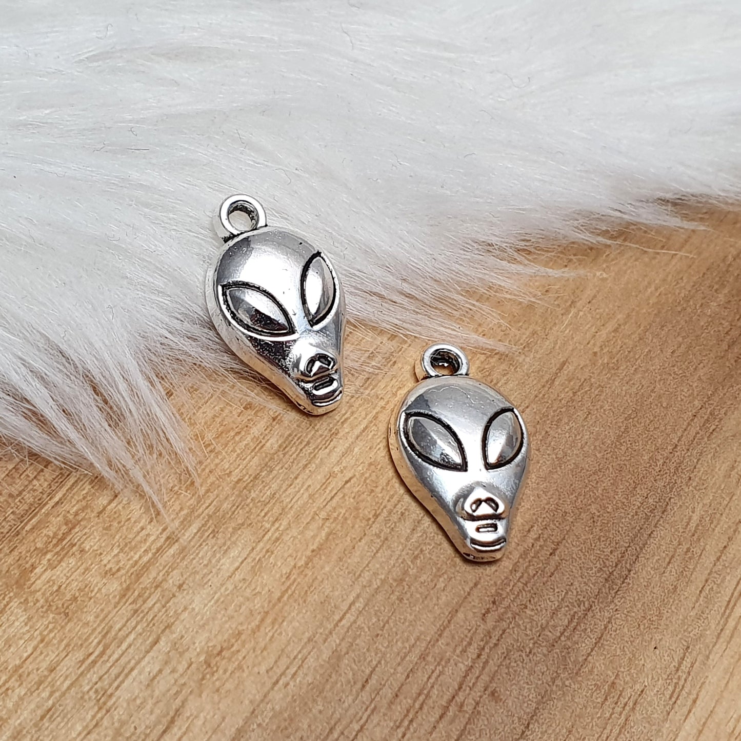 2 Anhänger, Charms, Alien, Kopf, 19mm, antik silberfarbig, Schmuck Basteln