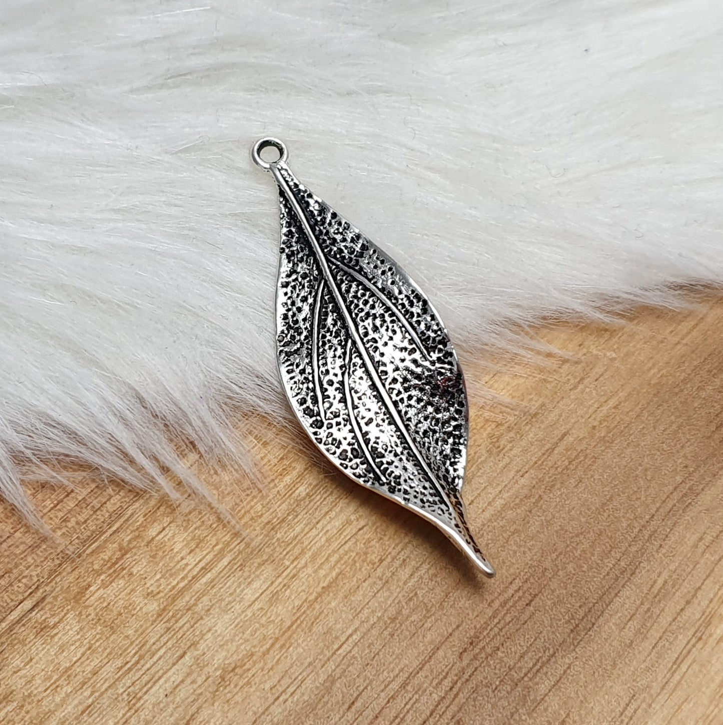 Anhänger gedrehtes Blatt in antik silberfarbig, 49mm