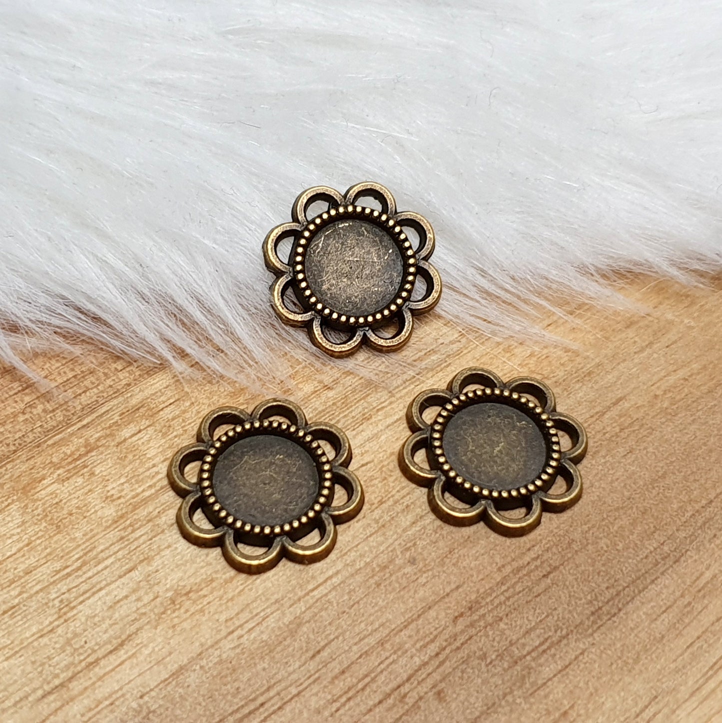 5 Schmuckwannen, Cabochons 8mm, antik bronzefarbig, Blume