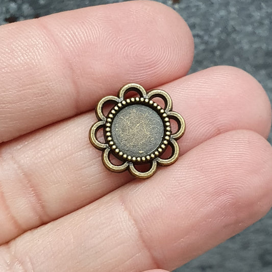 5 Schmuckwannen, Cabochons 8mm, antik bronzefarbig, Blume