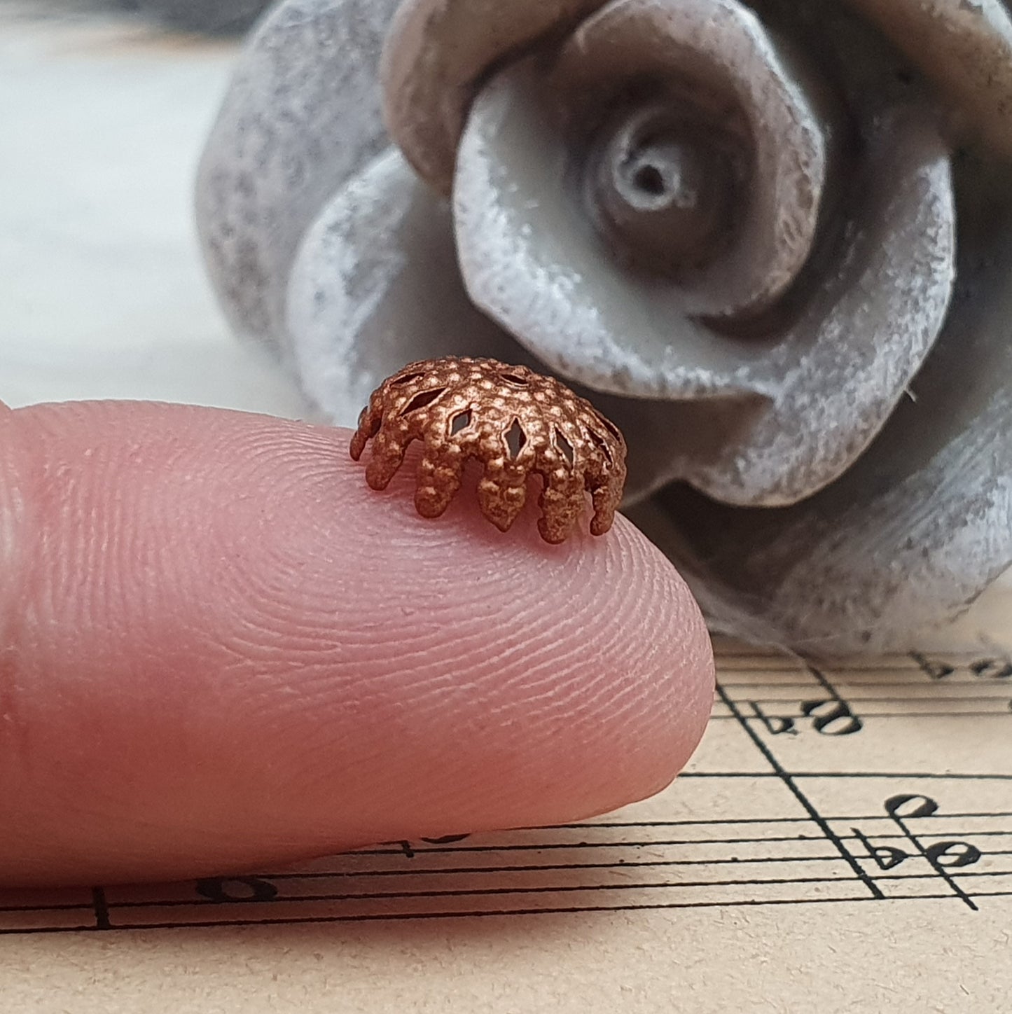20 filigrane, runde Perlenkappen, mit einem Durchmesser von ø 8mm in antik kupferfarbig