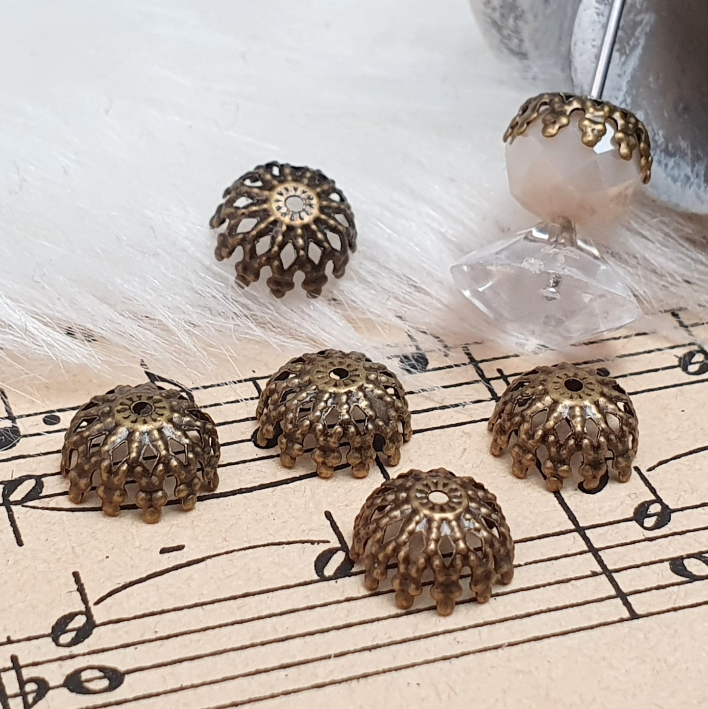 20 filigrane, runde Perlenkappen, mit einem Durchmesser von ø 7mm in antik bronzefarbig