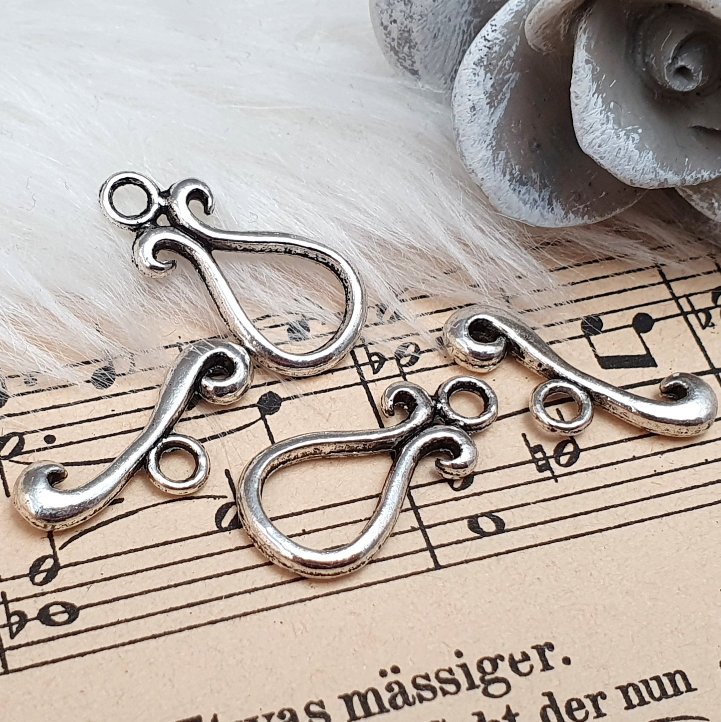 2 antik silberfarbige Knebelverschlüsse im nostalgischen Design