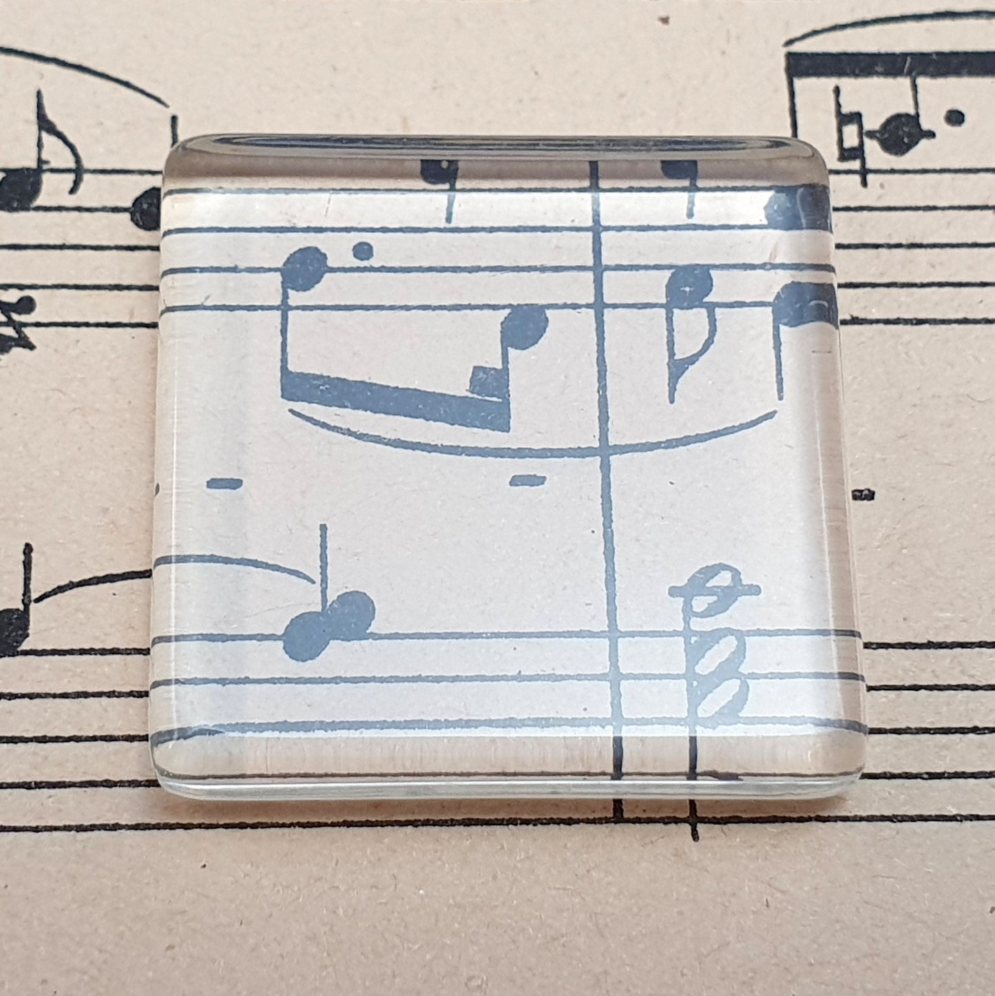 2 quadratische Glascabochons, 25x25mm, transparent, zum selber gestalten