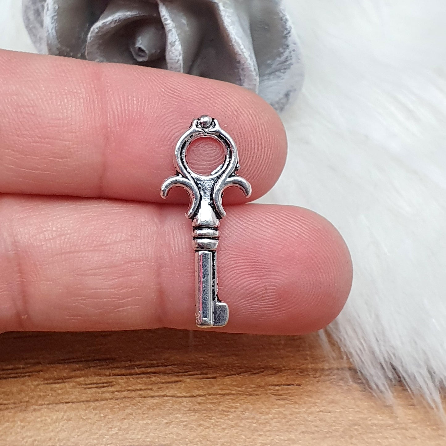 3 kleine Anhänger Triple Moon Schlüssel, 26mm, antik silberfarbig