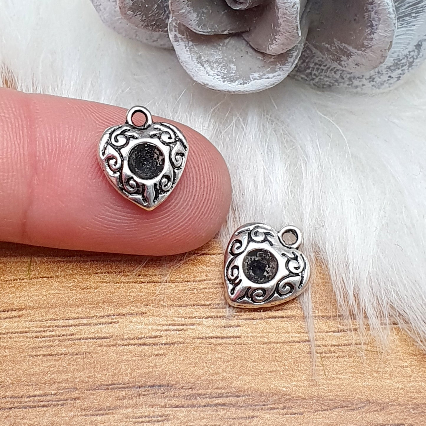 4 kleine Anhänger Herz, 12mm, antik silberfarbig