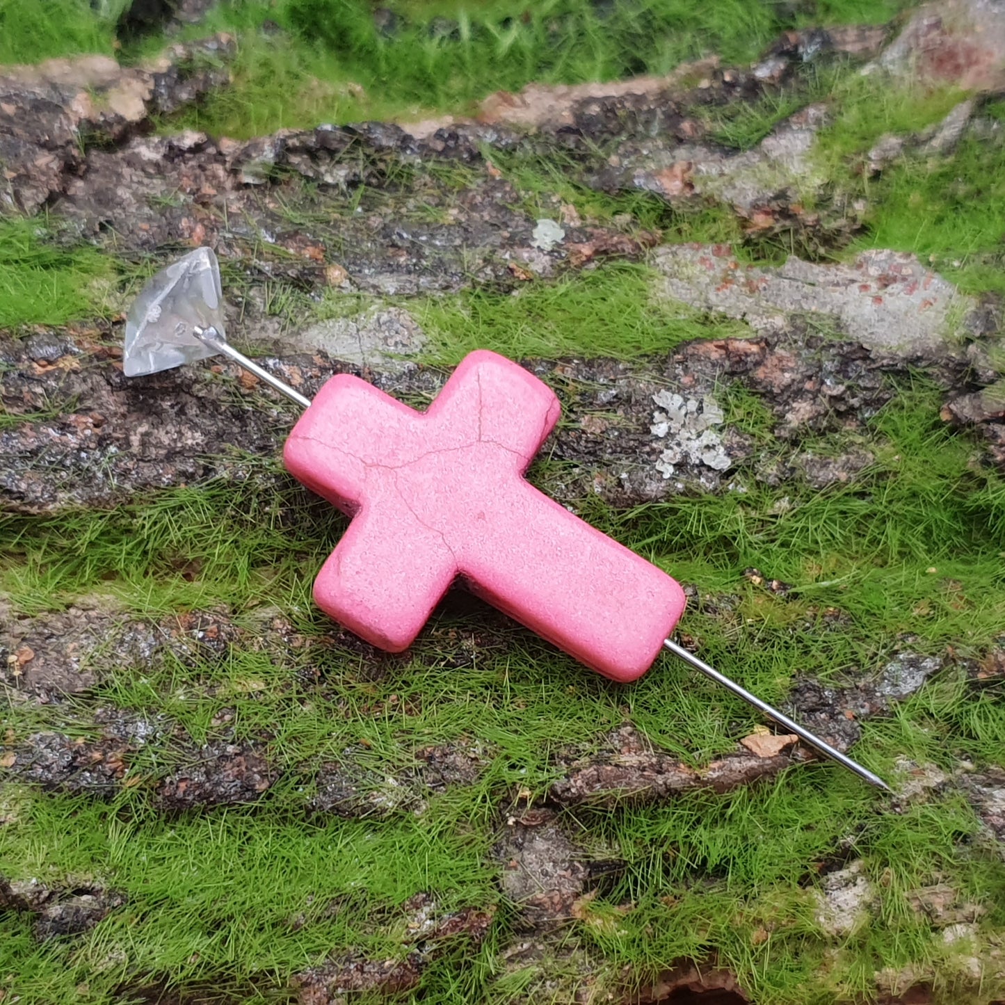 Große Perle Kreuz aus synthetischem Howlith, 30mm, pink