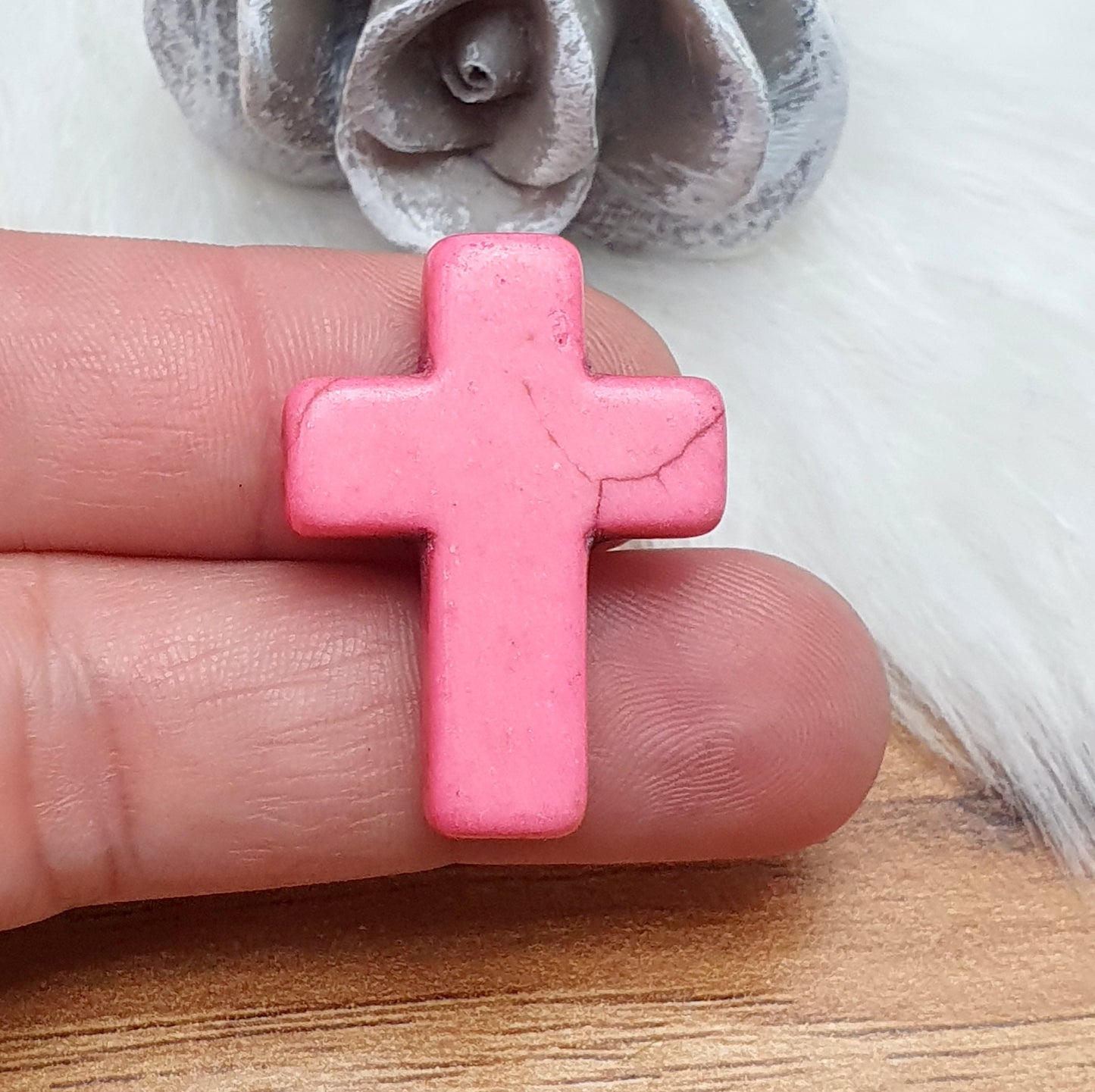 Große Perle Kreuz aus synthetischem Howlith, 30mm, pink