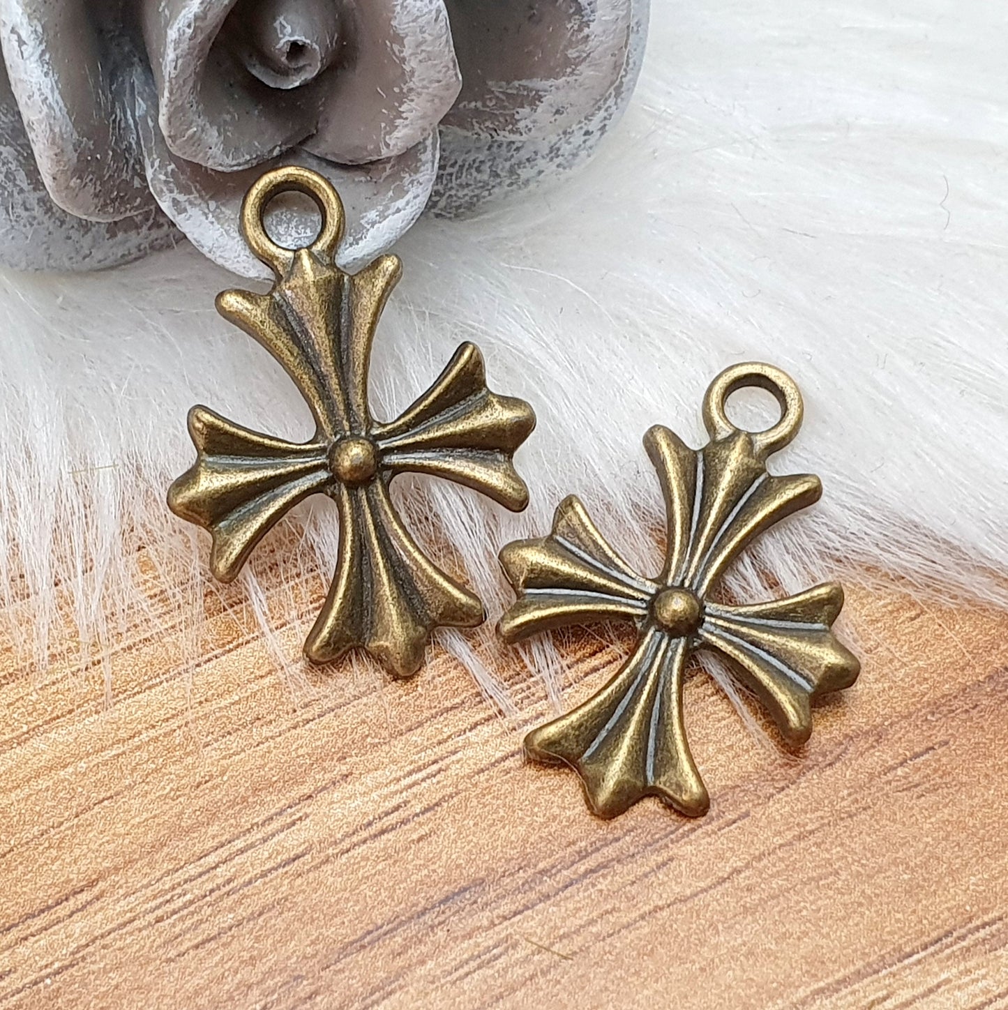 2 Anhänger gotisches Kreuz, 27mm, antik bronzefarbig