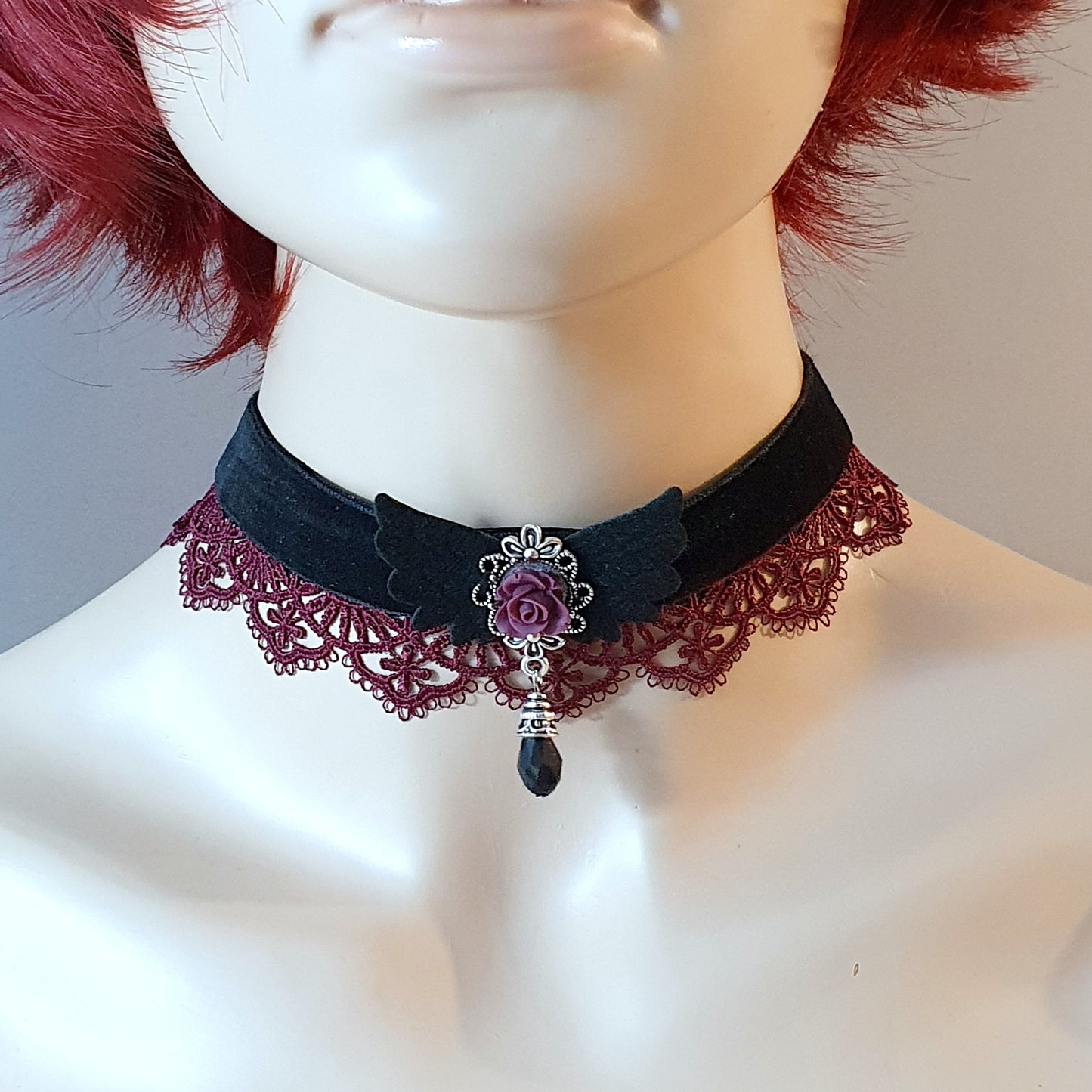 Choker, Samt, Schwarz/Bordeaux, mit Borte & Zierteil