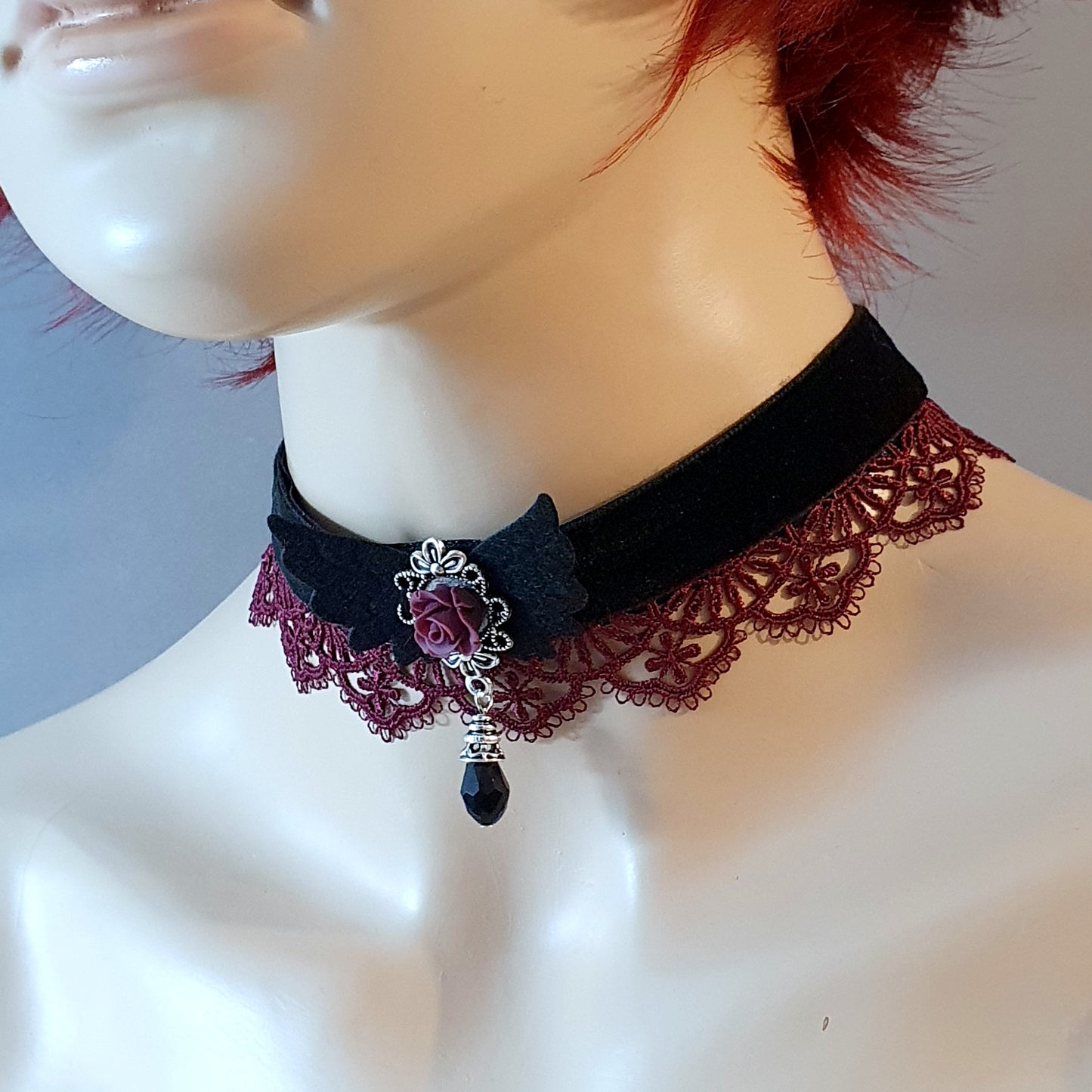 Choker, Samt, Schwarz/Bordeaux, mit Borte & Zierteil