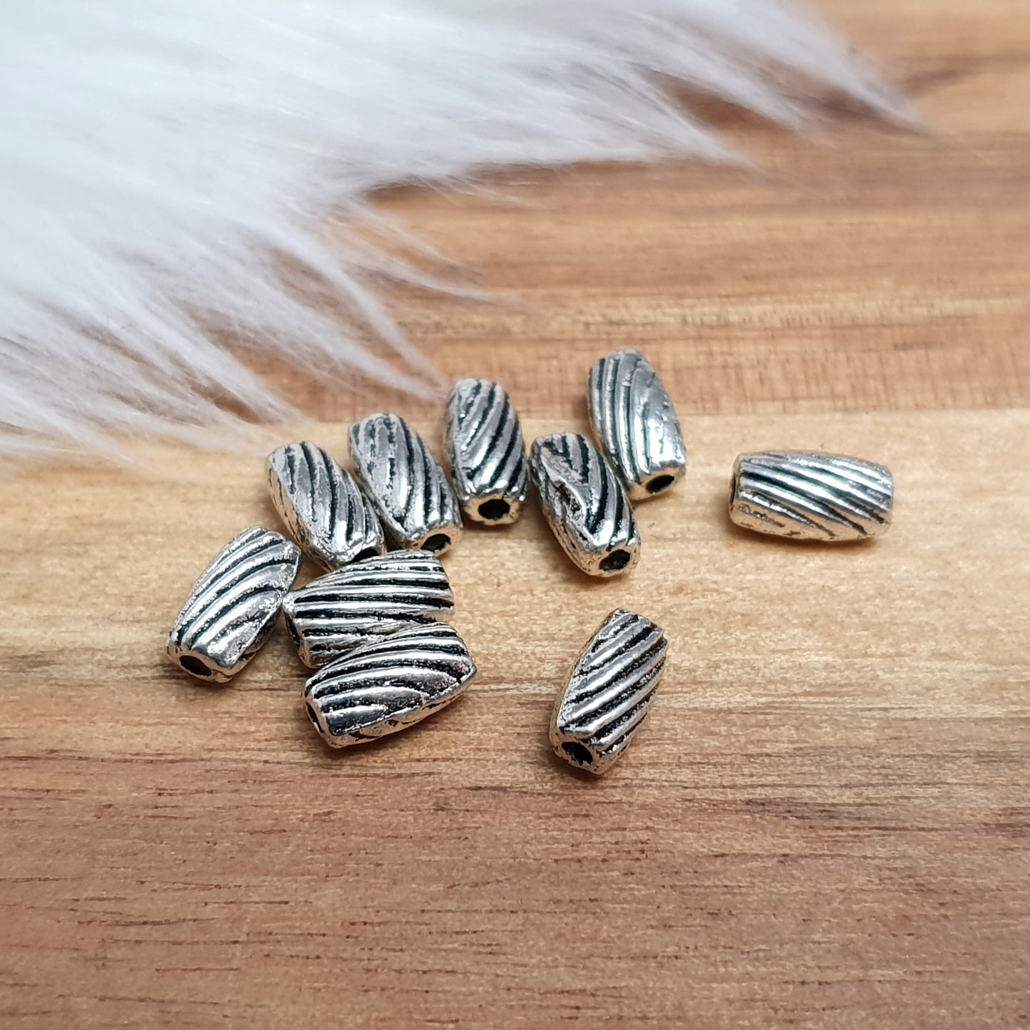 10 Perlen aus Metall, kleines Fässchen, antik silberfarben