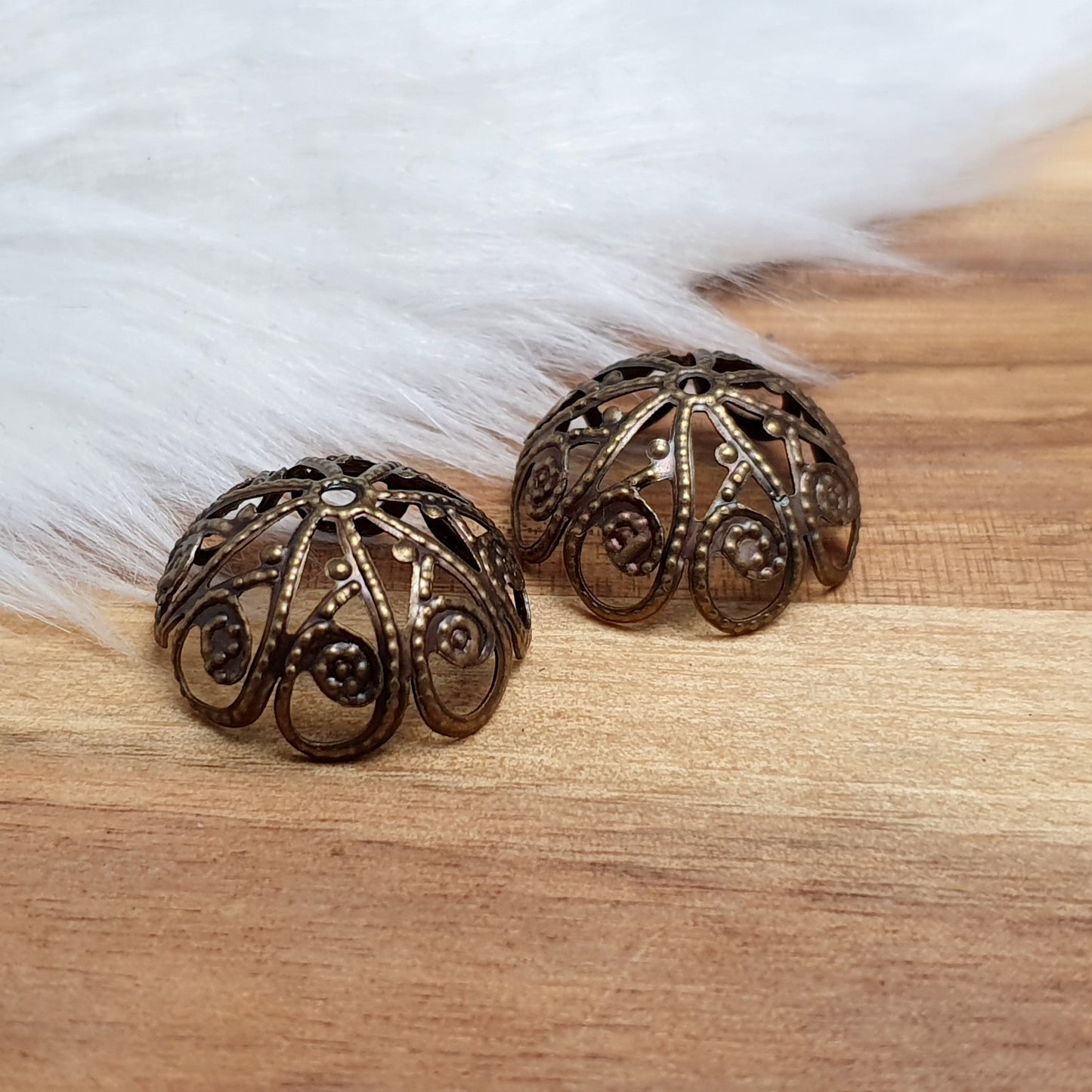 2 filigrane Zierkappen, 20mm, antik bronzefarbig