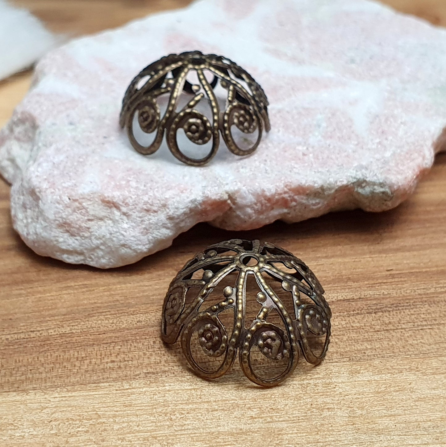 2 filigrane Zierkappen, 20mm, antik bronzefarbig