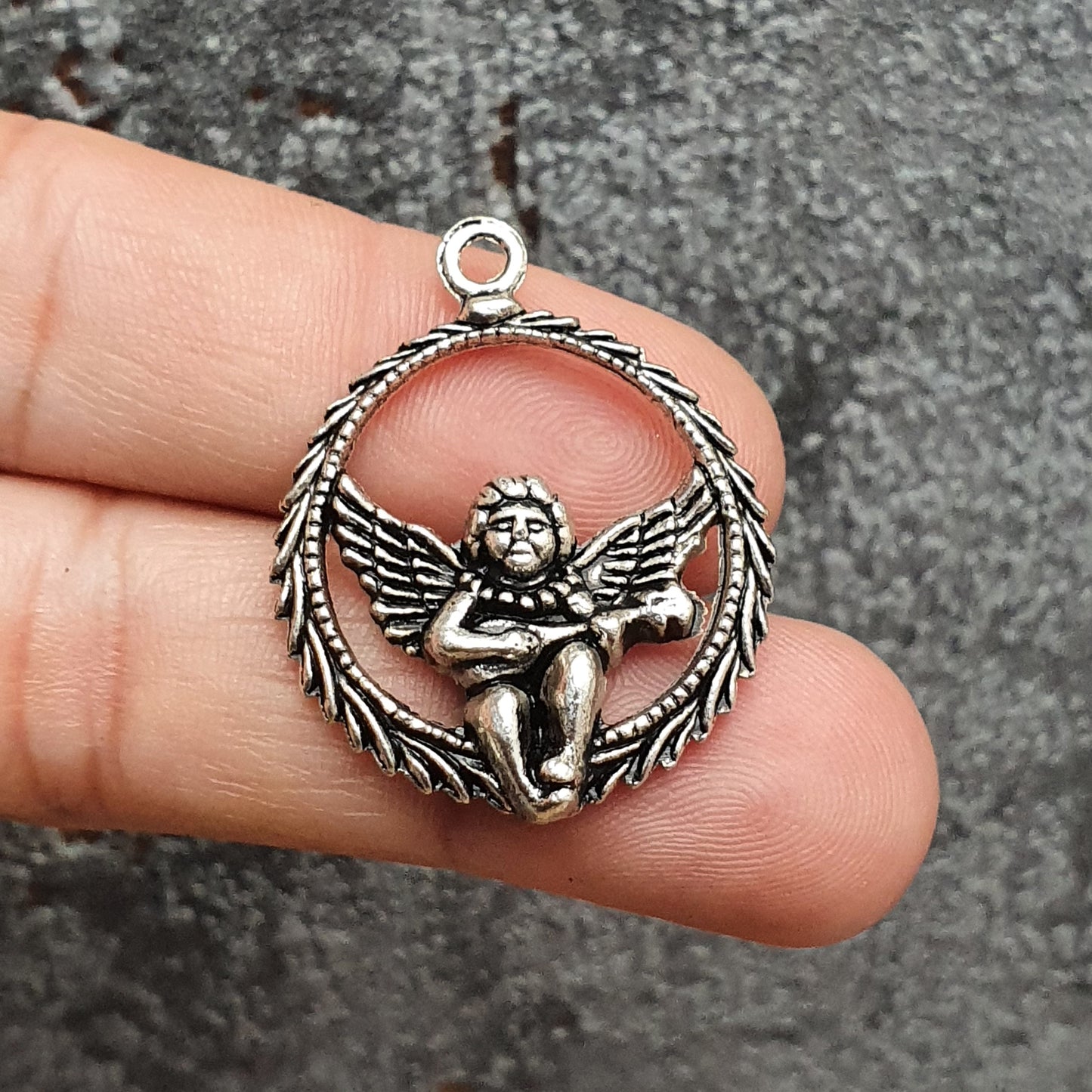 1 Anhänger Engel mit Ukulele in antik silberfarbig, 31mm