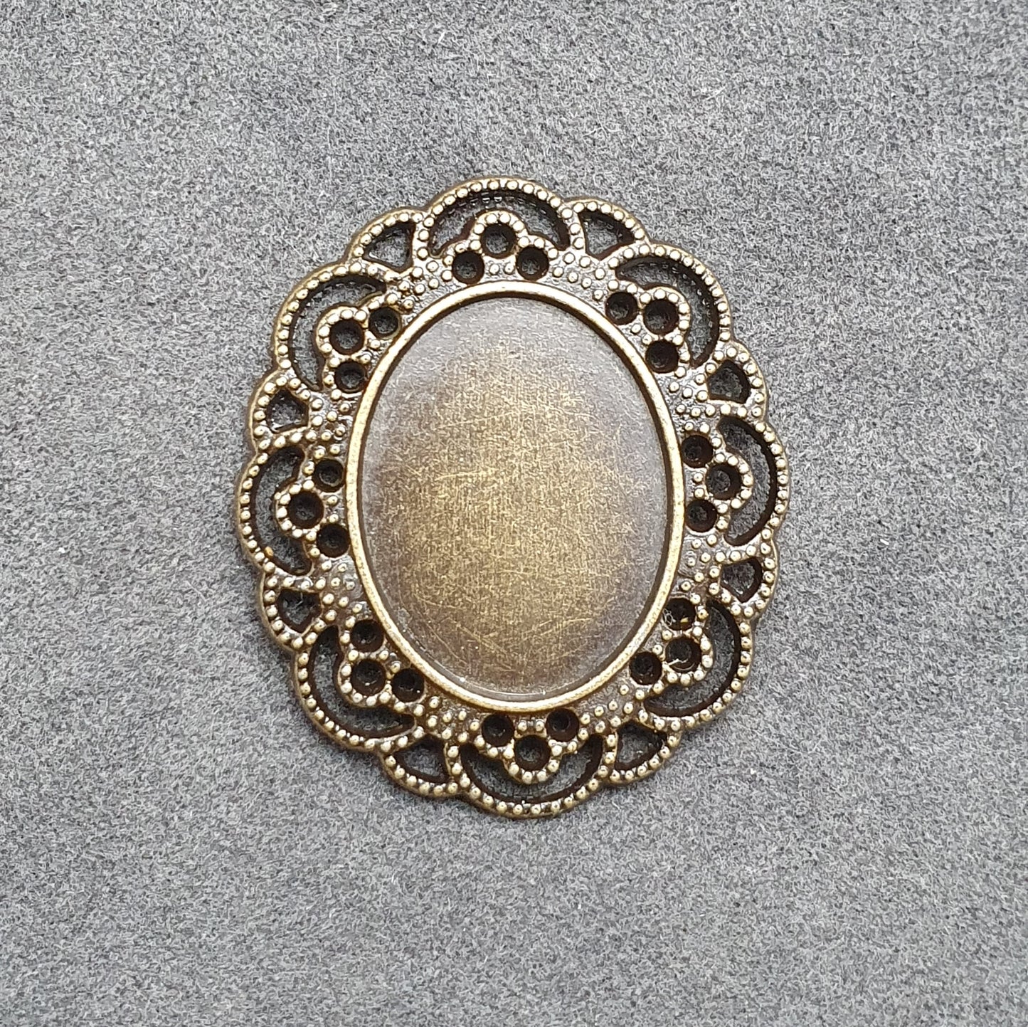 Schönes Zierelement für Cabochons, Oval 25x18mm, antik bronzefarbig