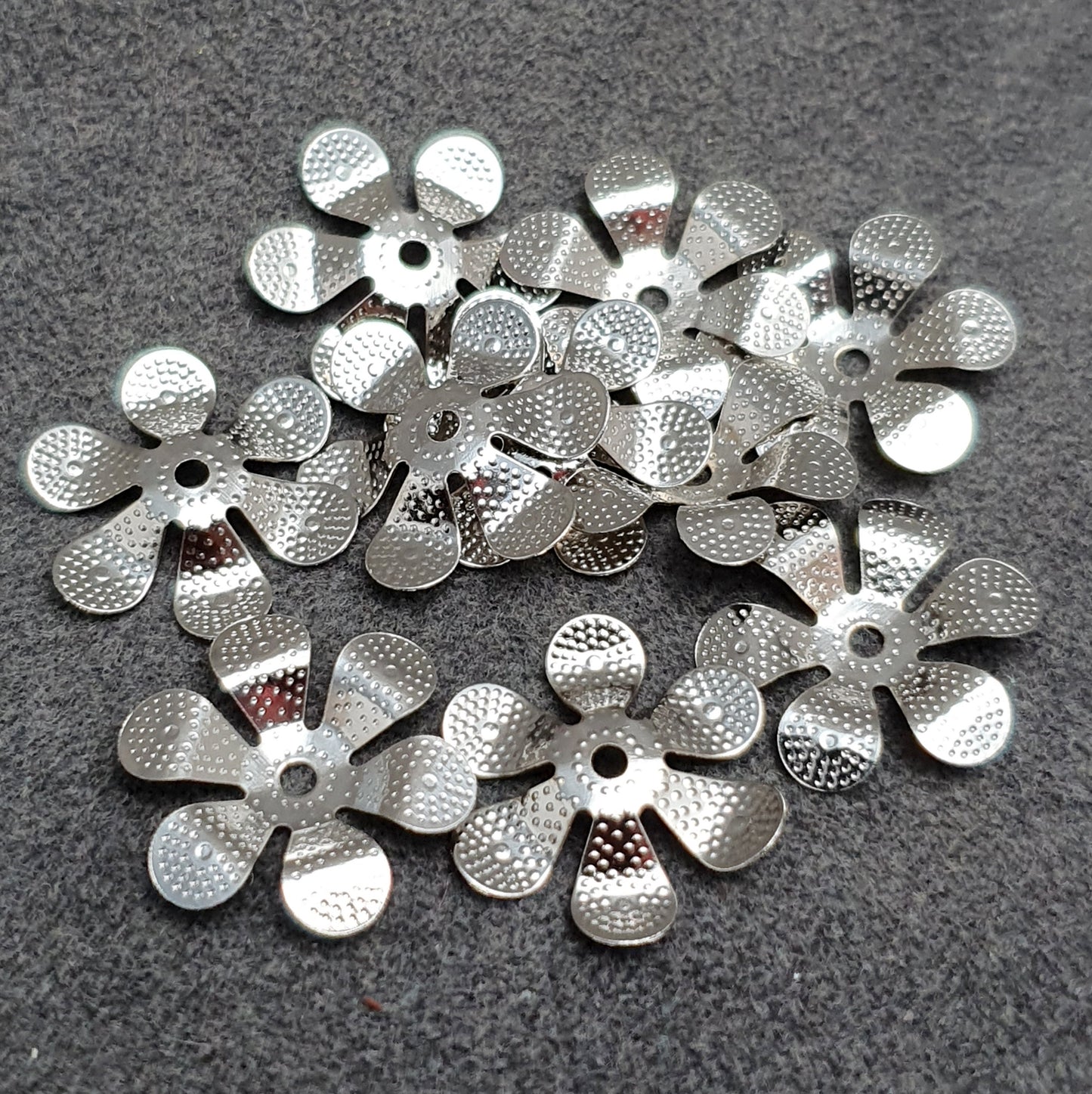 10 Perlenkappen Blume Blütenkelch 17mm, platinfarbig