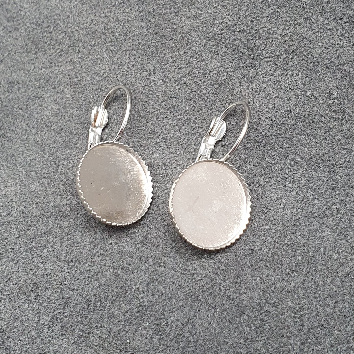 4 Brisuren mit Klebefläche, 14mm, platinfarbig